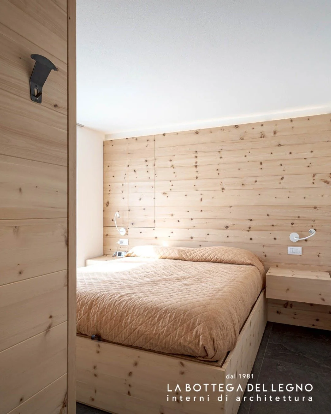 .
𝑰𝒍 𝒑𝒓𝒐𝒇𝒖𝒎𝒐 𝒅𝒆𝒍 𝒃𝒆𝒏𝒆𝒔𝒔𝒆𝒓𝒆

Camera matrimoniale interamente in cirmolo.
Un legno prezioso, naturale, vivo. 

Il suo profumo avvolge l&rsquo;ambiente e accompagna il riposo, creando un&rsquo;atmosfera di benessere autentico e tran