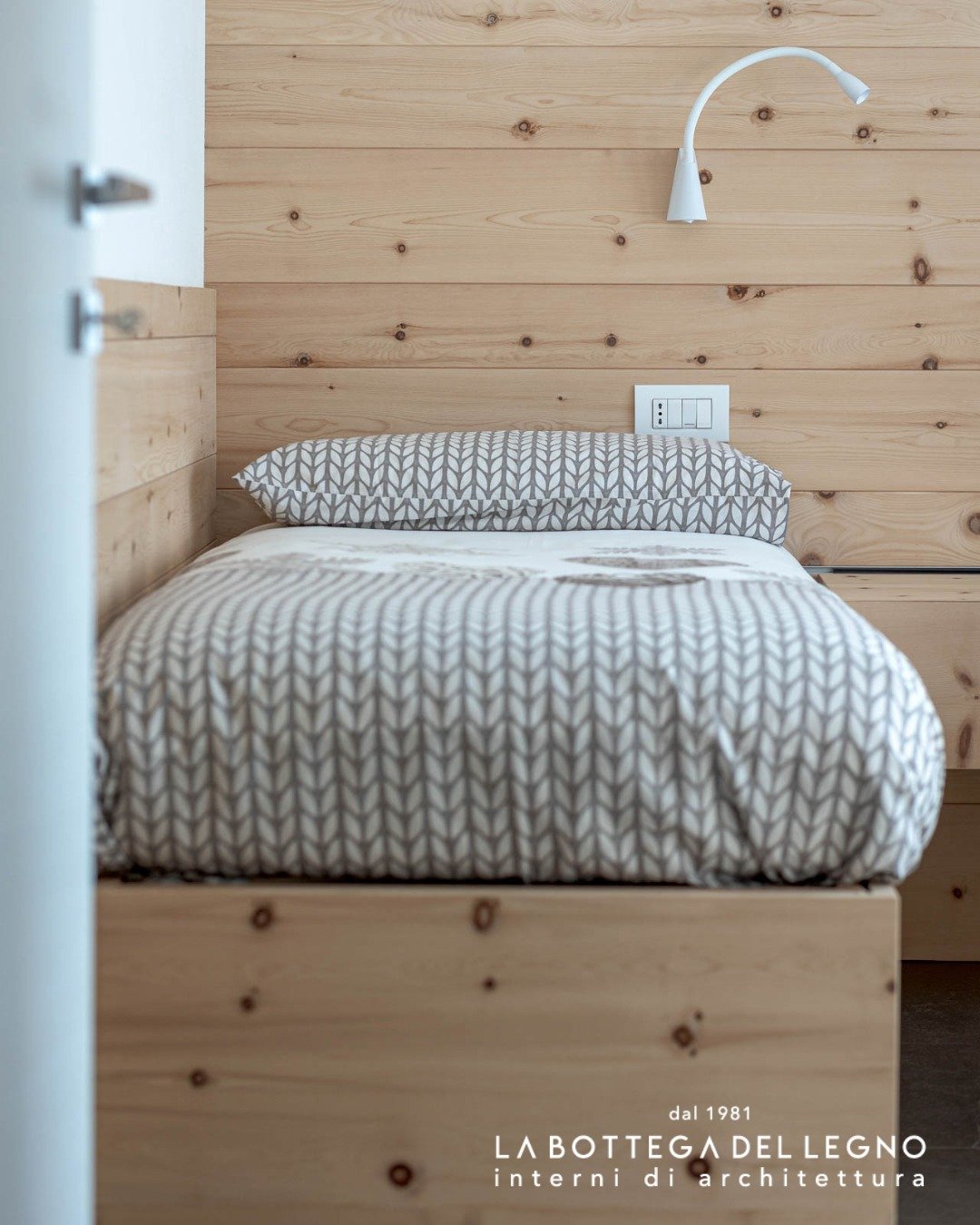 .
𝑭𝒍𝒆𝒔𝒔𝒊𝒃𝒊𝒍𝒊𝒕𝒂̀ 𝒔𝒖 𝒎𝒊𝒔𝒖𝒓𝒂

Una camera doppia che, al bisogno, diventa una matrimoniale.
Grazie ai binari integrati nel rivestimento, &egrave; possibile spostare i comodini e avvicinare i letti singoli, adattando lo spazio alle div