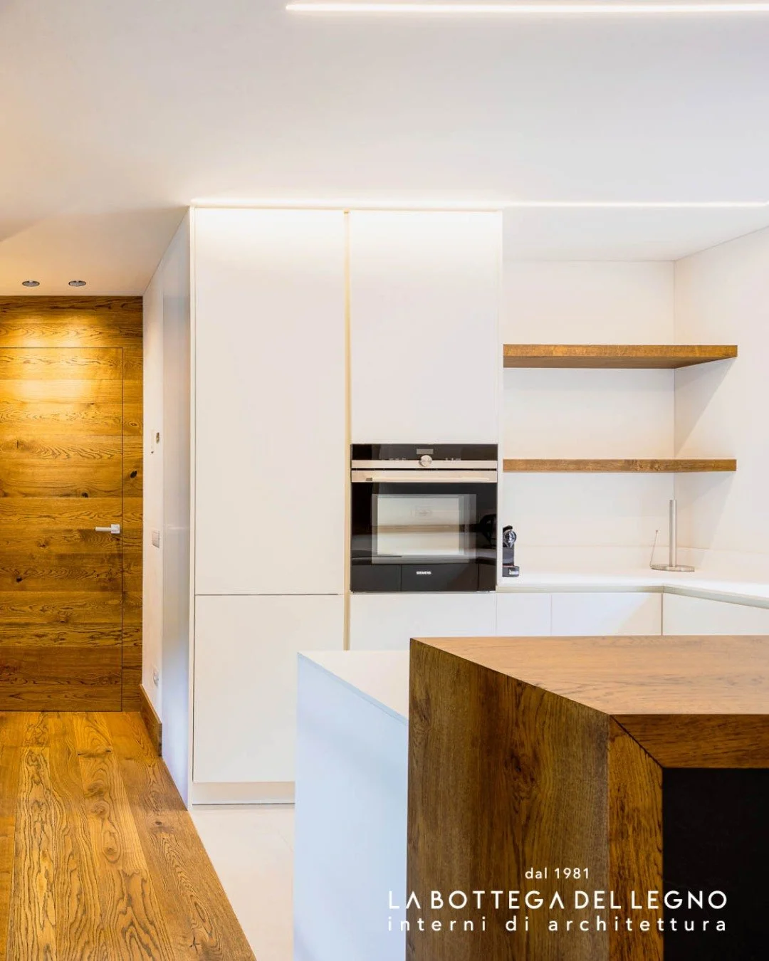 .
𝑨𝒓𝒎𝒐𝒏𝒊𝒂 𝒎𝒂𝒕𝒆𝒓𝒊𝒄𝒂

Un gioco di contrasti studiato nei dettagli:
il laccato bianco alleggerisce e amplia gli spazi,
il rovere dona profondit&agrave; e calore.

Il contrasto si trasforma in armonia,
e la casa prende forma tra luce e mat