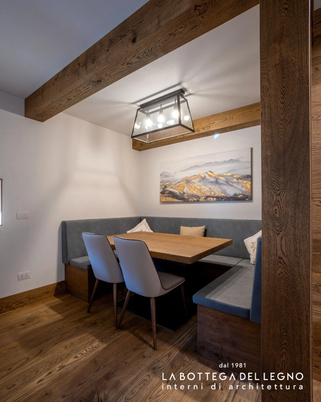 .
𝑭𝒆𝒓𝒎𝒂𝒕𝒊 𝒖𝒏 𝒂𝒕𝒕𝒊𝒎𝒐

Un angolo raccolto, pensato per accogliere.

Il tavolo diventa punto d&rsquo;incontro e di condivisione,
la panca avvolge lo spazio e invita a fermarsi.

Progetto: @edtarchitettura 

#labottegadellegno #internidiar