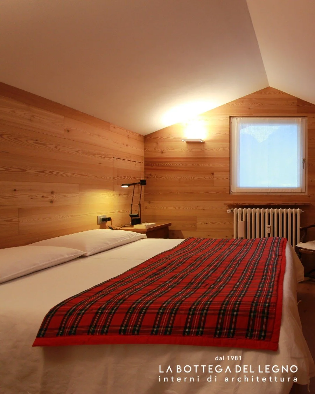 .
𝑰𝒍 𝒔𝒊𝒍𝒆𝒏𝒛𝒊𝒐 𝒅𝒆𝒍 𝒍𝒆𝒈𝒏𝒐

Pavimento in rovere, rivestimenti in larice.

Materiali naturali che dialogano tra loro e creano un ambiente sereno, pensato per un riposo autentico.

Progetto: @la_bottegadellegno 

#labottegadellegno #inte