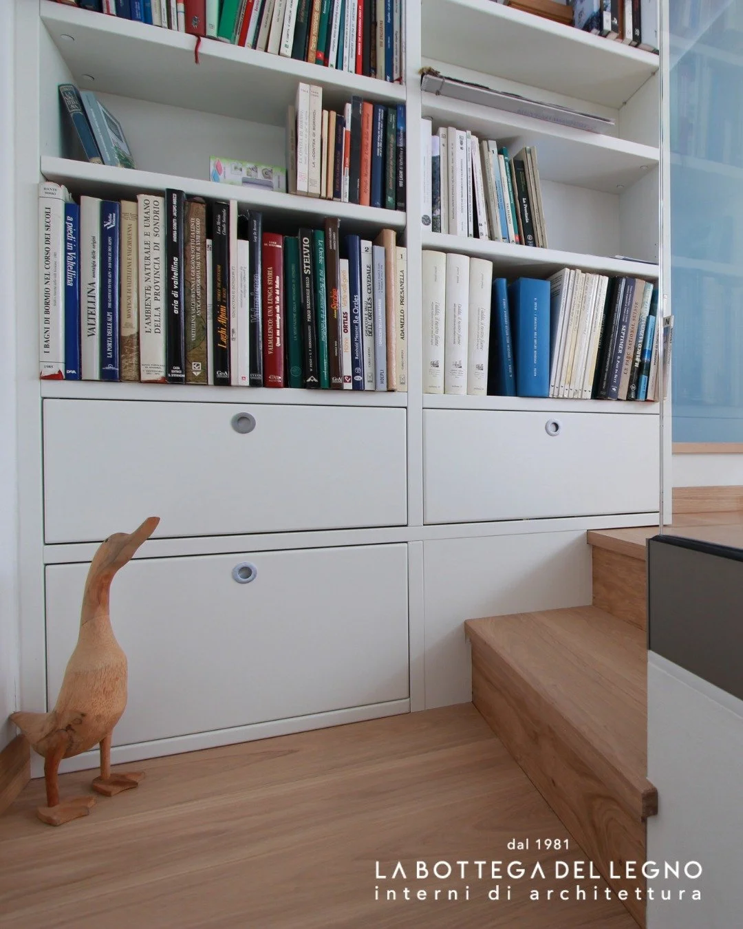 .
𝑺𝒖 𝒎𝒊𝒔𝒖𝒓𝒂, 𝒊𝒏 𝒐𝒈𝒏𝒊 𝒅𝒆𝒕𝒕𝒂𝒈𝒍𝒊𝒐

Una libreria progettata per seguire le linee dell&rsquo;architettura.

Ogni elemento si adatta all&rsquo;inclinazione del tetto, trasformando lo spazio in una soluzione funzionale ed equilibrata 