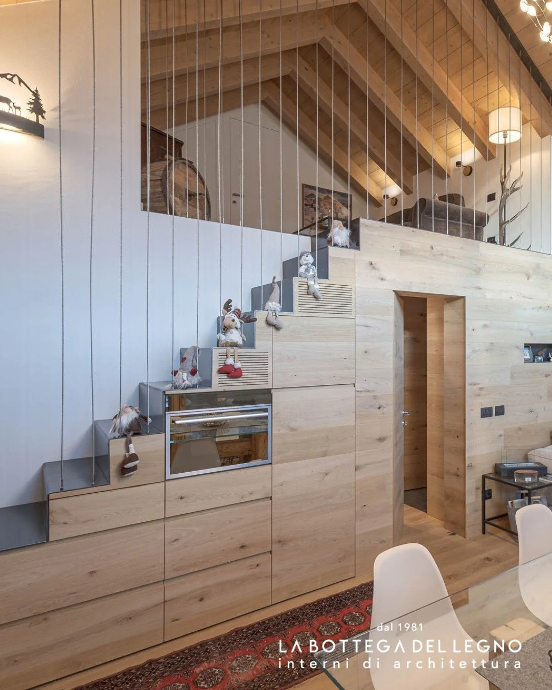 .
𝑳𝒆𝒈𝒈𝒆𝒓𝒆𝒛𝒛𝒂

Una scala leggera che conduce al soppalco, dove lo sguardo si perde tra le montagne.

Progetto: @la_bottegadellegno 

#labottegadellegno #internidiarchitettura 
#arredamentosumisura #valdidentro #bormio