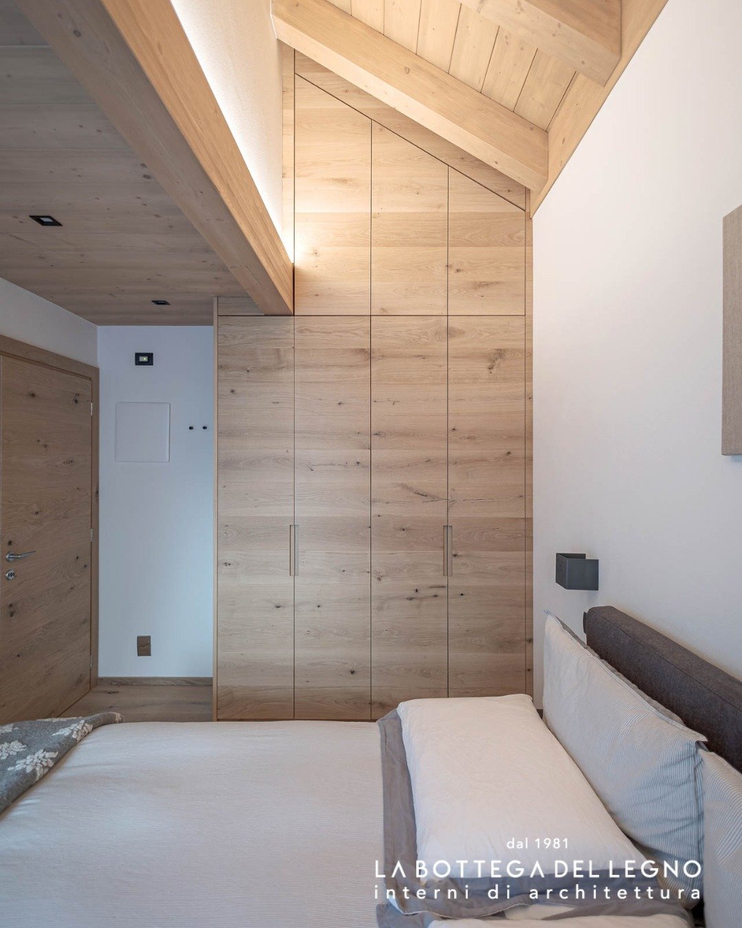.
𝑳&rsquo;𝒆𝒔𝒔𝒆𝒏𝒛𝒂 𝒅𝒆𝒍 𝒔𝒖 𝒎𝒊𝒔𝒖𝒓𝒂

In mansarda il su misura diventa ancor pi&ugrave; essenziale: 
armadi che sfruttano ogni spazio, unendo estetica e funzionalit&agrave;.

Progetto: @la_bottegadellegno 

#labottegadellegno #internidi