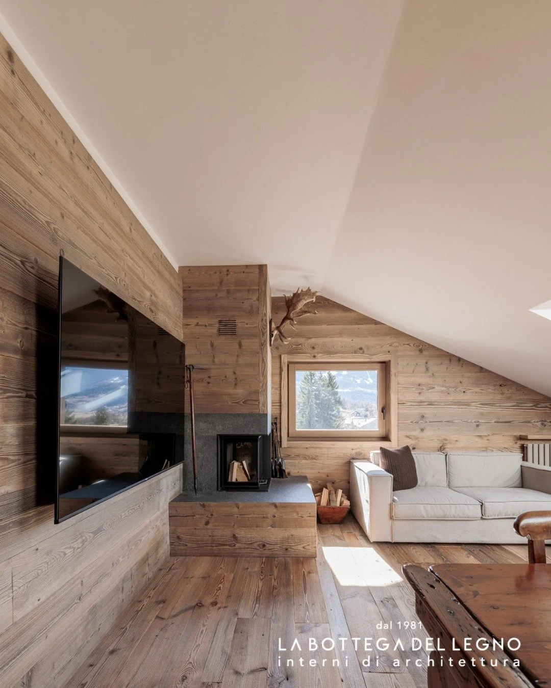 .
𝑰𝒍 𝒗𝒂𝒍𝒐𝒓𝒆 𝒅𝒆𝒍 𝒕𝒆𝒎𝒑𝒐

Il caminetto &egrave; calore, condivisione e lentezza.
L&rsquo;angolo pi&ugrave; accogliente della casa, soprattutto nelle giornate d&rsquo;inverno.

Progetto: @garzo_studio 

#arredamentosumisura #internidiarch