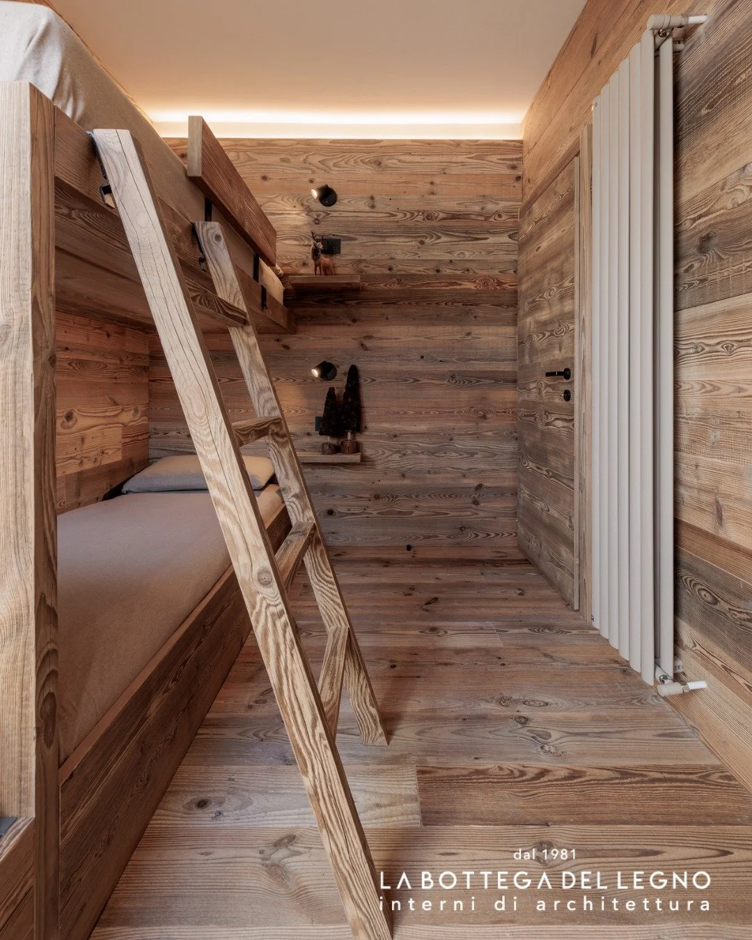 .
𝑳𝒂 𝒃𝒆𝒍𝒍𝒆𝒛𝒛𝒂 𝒅𝒆𝒍 𝒔𝒊𝒍𝒆𝒏𝒛𝒊𝒐

Legno vecchio, luce naturale, silenzio.
Una camera doppia dove il riposo trova il suo equilibrio.

Progetto: @garzo_studio 

#labottegadellegno #internidiarchitettura 
#arredamentosumisura #valdidentro