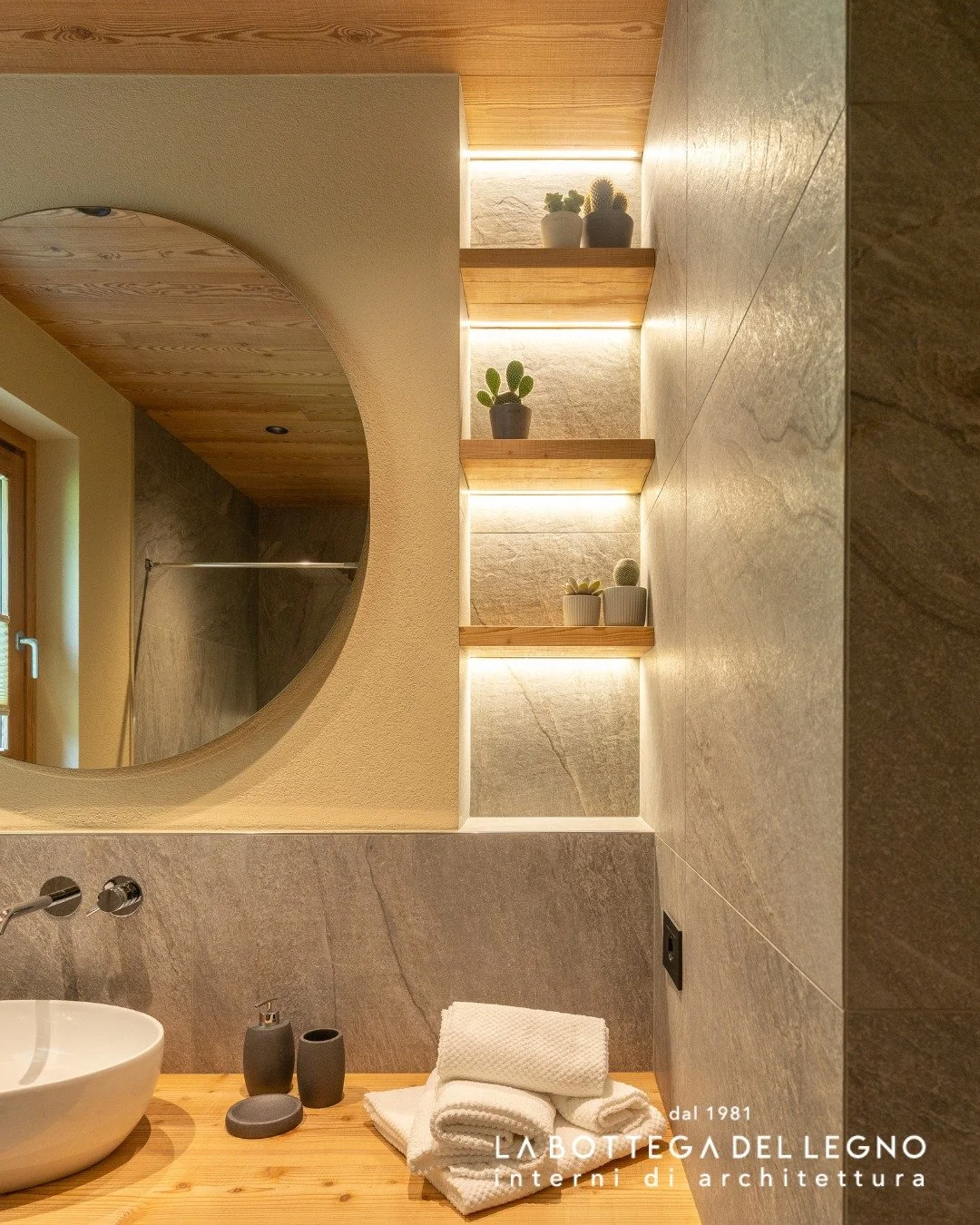 .
𝑪𝒐𝒎𝒆 𝒂 𝒄𝒂𝒔𝒂

Sentirsi a casa, anche lontano da casa.

Da @motchalet  ogni dettaglio &egrave; progettato per accogliervi e trasformare la vostra vacanza in un&rsquo;esperienza da vivere.

Progetto: @la_bottegadellegno 

#labottegadellegno #