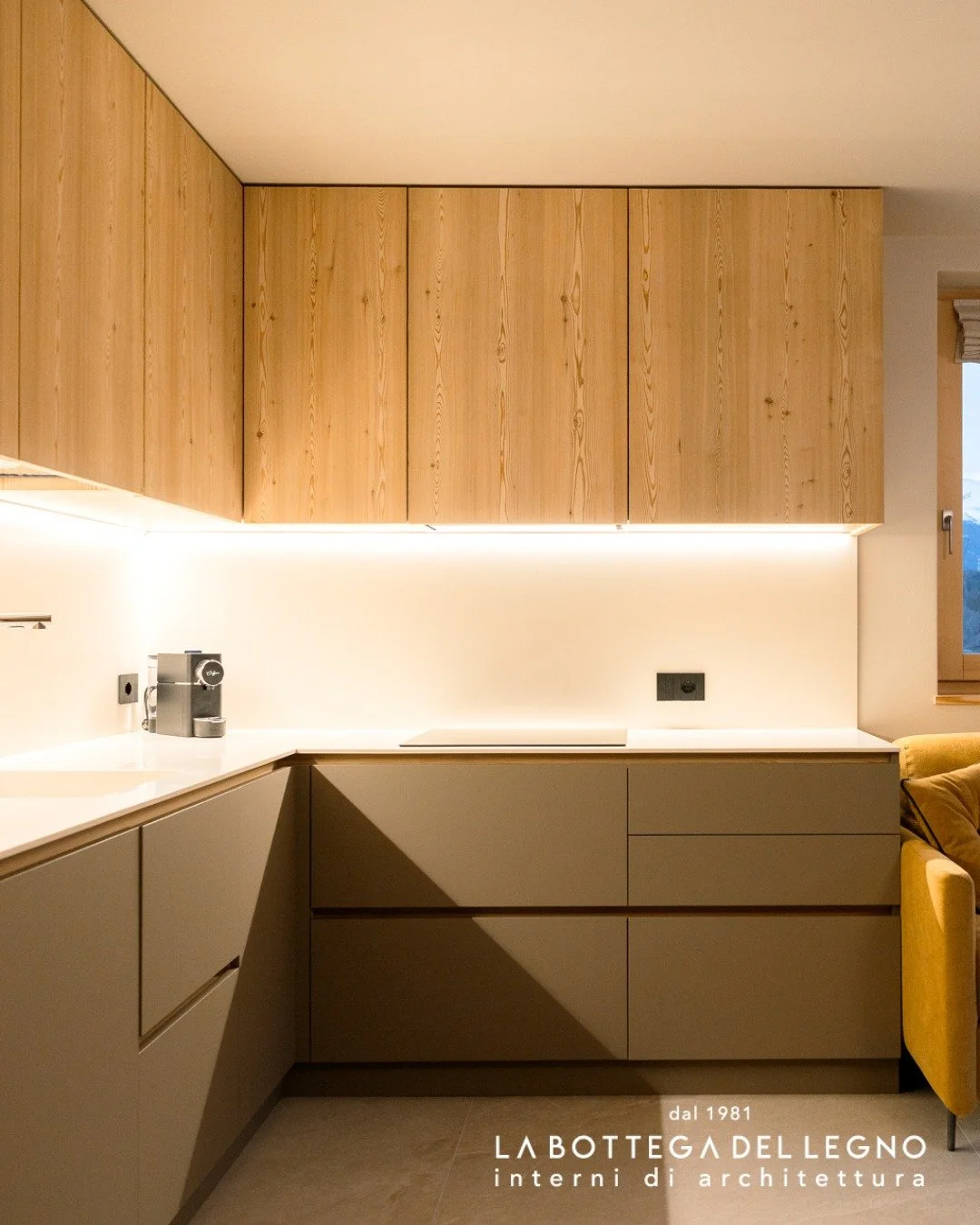 .
𝑬𝒒𝒖𝒊𝒍𝒊𝒃𝒓𝒊𝒐 𝒄𝒐𝒏𝒕𝒆𝒎𝒑𝒐𝒓𝒂𝒏𝒆𝒐

In questo appartamento il larice siberiano definisce lo spazio caldo e coerente.

Il tortora delle pareti e del Fenix introduce un contrasto elegante, mentre il top in Betacryl Traditional Bone con l