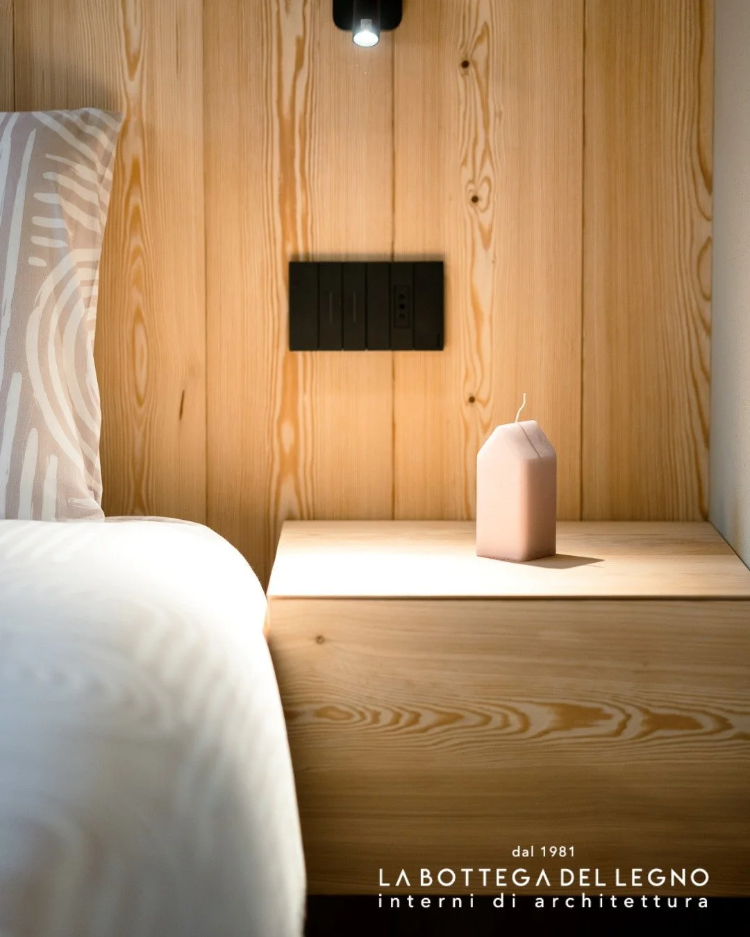 .
𝑽𝒆𝒓𝒕𝒊𝒄𝒂𝒍𝒊𝒕𝒂̀ 𝒆 𝒂𝒓𝒎𝒐𝒏𝒊𝒂

Camera in larice siberiano, con rivestimento verticale a tutta altezza.
L&rsquo;armadio alterna il calore del legno alla pulizia di un&rsquo;anta in Fenix, per un equilibrio essenziale e moderno.

Progetto