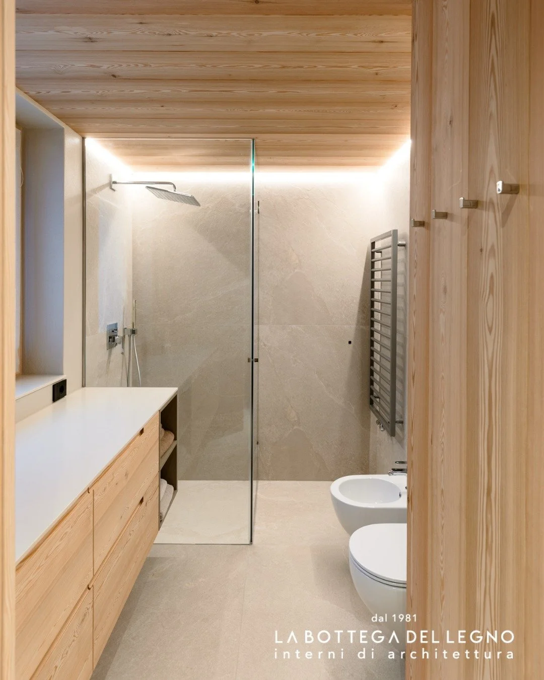 .
𝑨𝒗𝒗𝒐𝒍𝒈𝒆𝒏𝒕𝒆, 𝒆𝒔𝒔𝒆𝒏𝒛𝒊𝒂𝒍𝒆

Il legno sale dalle pareti al soffitto trasformando il bagno in uno spazio caldo ed elegante. 

Progetto: @la_bottegadellegno 

#labottegadellegno #internidiarchitettura 
#arredamentosumisura #valdidentro