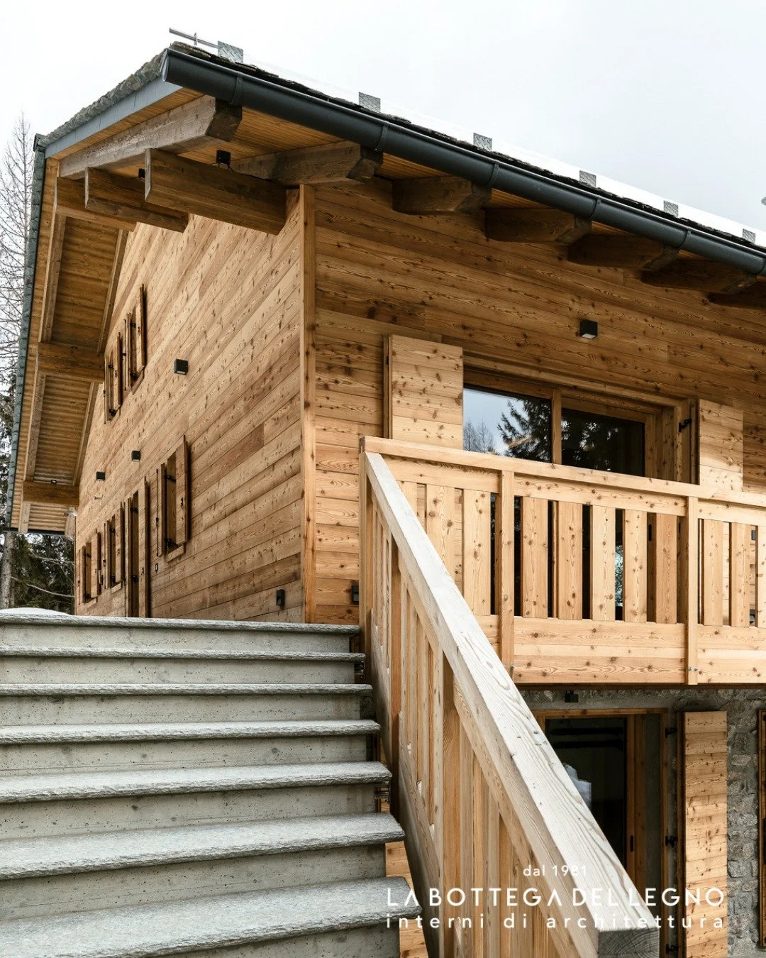 .
𝑳𝒆𝒈𝒏𝒐, 𝒅𝒆𝒏𝒕𝒓𝒐 𝒆 𝒇𝒖𝒐𝒓𝒊

In questa villa, il legno diventa il filo conduttore dell&rsquo;intero progetto.
Dall&rsquo;esterno all&rsquo;interno, ogni elemento &egrave; stato realizzato su misura: rivestimenti, balconi, ante e serramen