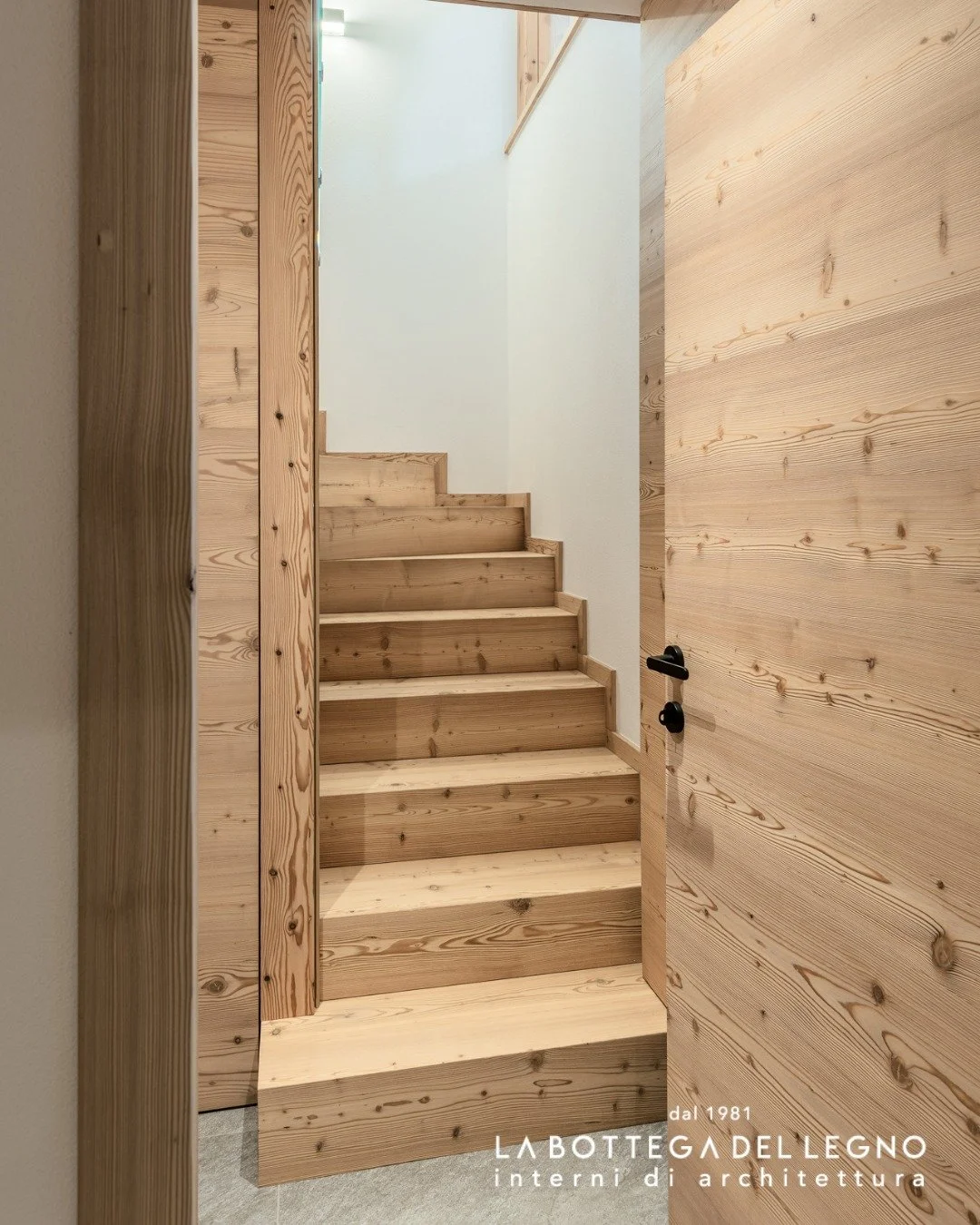 .
𝑼𝒏𝒊𝒐𝒏𝒆 𝒔𝒕𝒓𝒖𝒕𝒕𝒖𝒓𝒂𝒍𝒆

Un&rsquo;unica scala accompagna dal piano terra alla mansarda, diventando elemento centrale dello spazio.

Cemento, legno e vetro si incontrano in un equilibrio preciso, dove ogni materiale esprime la propria id