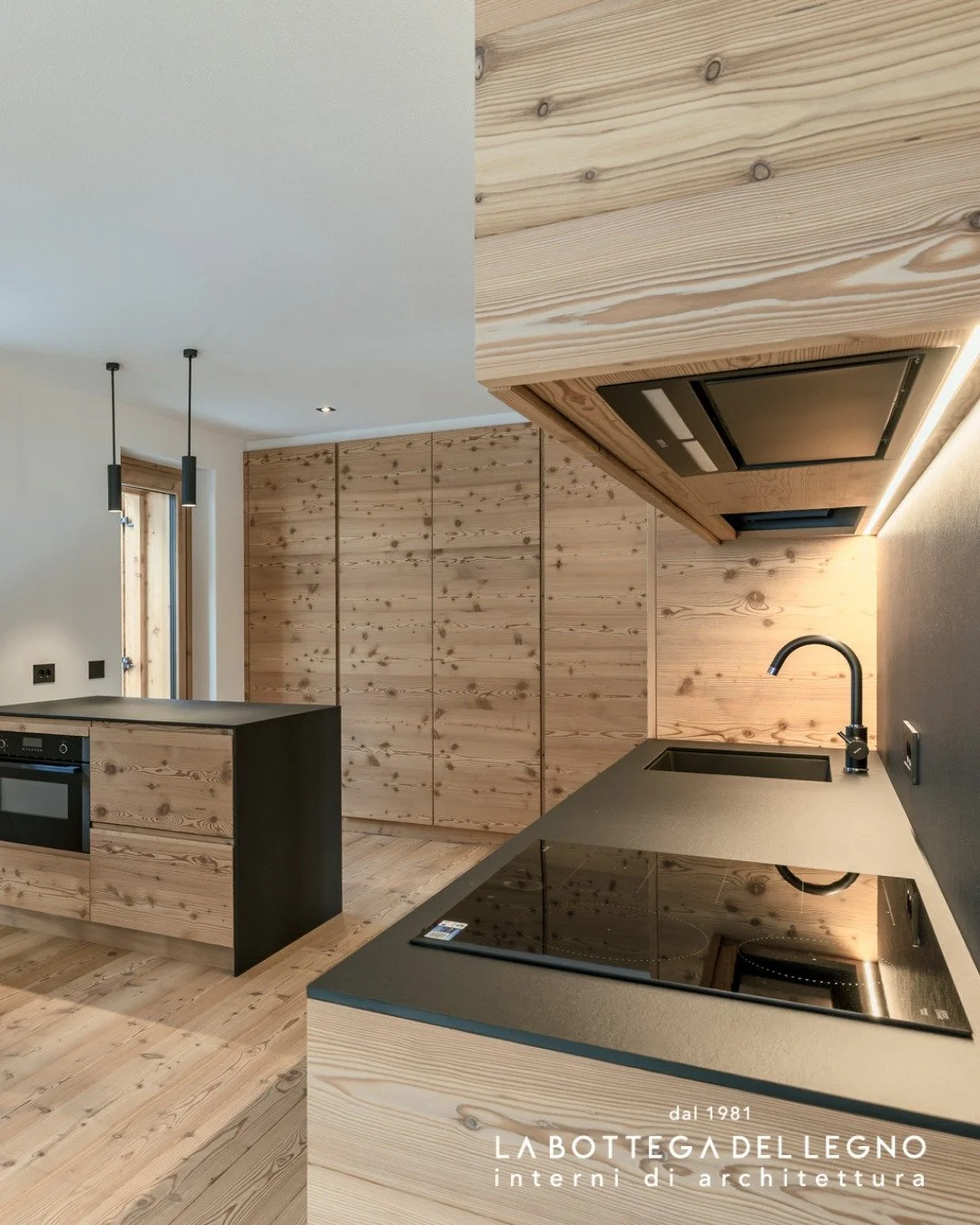 .
𝑨𝒓𝒎𝒐𝒏𝒊𝒂 𝒄𝒉𝒆 𝒂𝒗𝒗𝒐𝒍𝒈𝒆

Un ambiente che prosegue senza interruzioni, dove interno ed esterno parlano lo stesso linguaggio.

La materia crea coerenza e armonia dello spazio.

Progetto: @sandrosististudiolab 

#labottegadellegno #intern