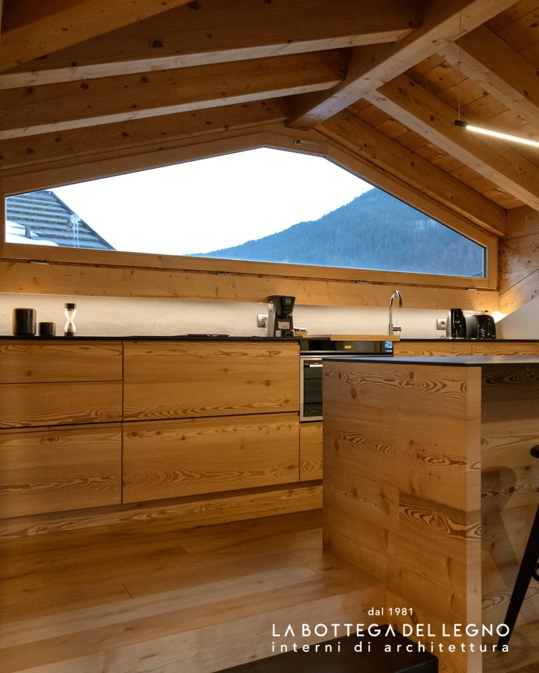 .
𝑺𝒆𝒎𝒑𝒍𝒊𝒄𝒆. 𝑫𝒆𝒄𝒊𝒔𝒂. 𝑪𝒐𝒏𝒕𝒆𝒎𝒑𝒐𝒓𝒂𝒏𝒆𝒂.

Una cucina in mansarda dove tutto &egrave; essenziale, ma nulla &egrave; banale.
Il calore del legno incontra il nero creando un contrasto deciso, contemporaneo.
La vista completa lo spaz