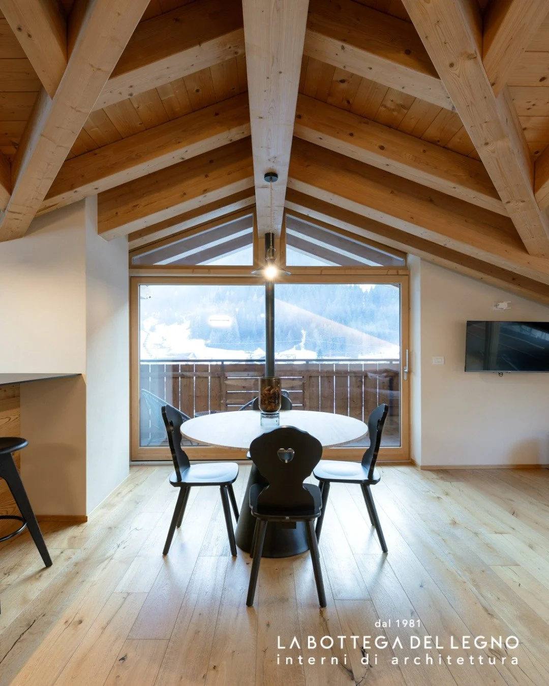 .
𝑷𝒂𝒏𝒐𝒓𝒂𝒎𝒂 𝒄𝒉𝒆 𝒂𝒗𝒗𝒐𝒍𝒈𝒆

In questa mansarda, soggiorno e cucina si aprono su una vista panoramica su tre lati.
La luce entra e avvolge gli spazi, scaldando l&rsquo;atmosfera.
Il tavolo tondo dialoga con la quiete del paesaggio.

Prog