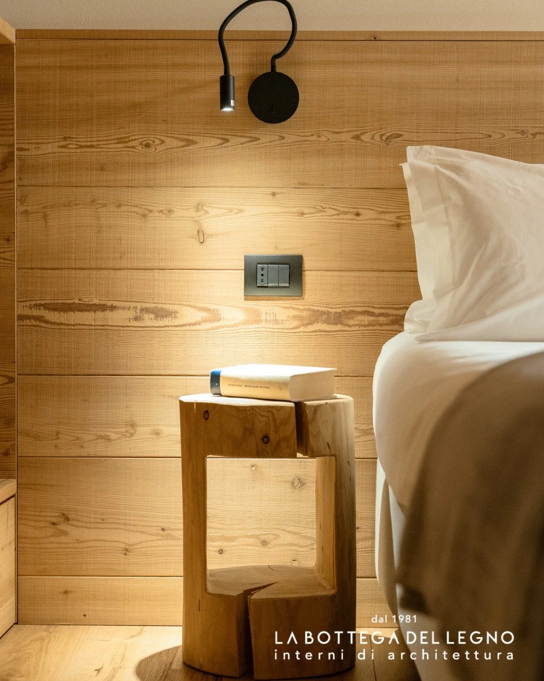 .
𝑨𝒕𝒎𝒐𝒔𝒇𝒆𝒓𝒂

Il larice bio prosegue anche in camera da letto, mantenendo calore e armonia.

Progetto: @la_bottegadellegno 

#labottegadellegno #internidiarchitettura 
#arredamentosumisura #valdidentro #bormio