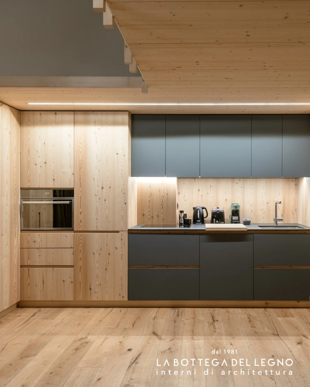 .
𝑰𝒍 𝒇𝒂𝒔𝒄𝒊𝒏𝒐 𝒅𝒆𝒍 𝒄𝒐𝒏𝒕𝒓𝒂𝒔𝒕𝒐

In questa cucina, il larice siberiano incontra il carattere del Fenix verde, dando vita a un equilibrio materico elegante e contemporaneo.

Progetto: @la_bottegadellegno 

#labottegadellegno #internidi