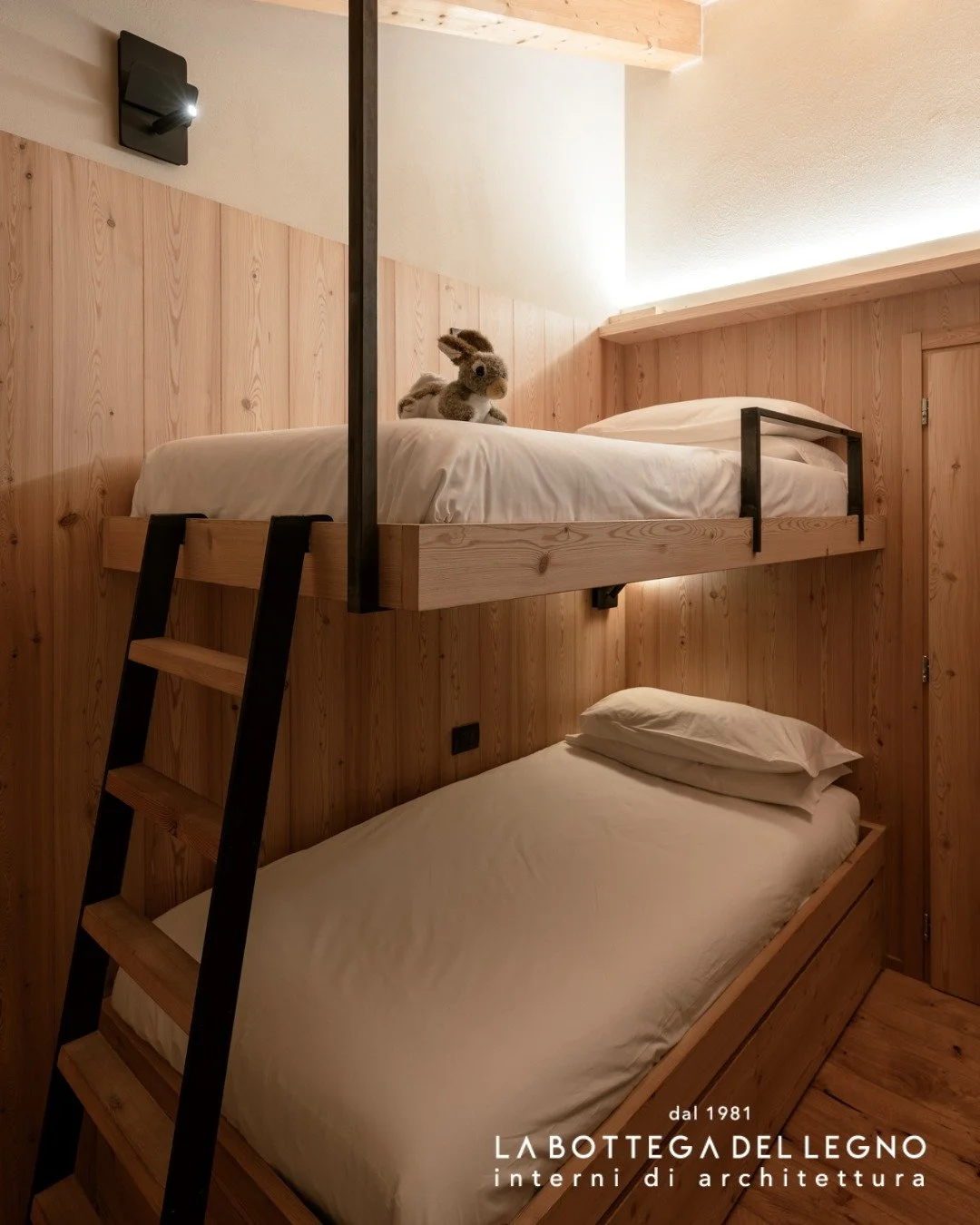 .
𝑳𝒆𝒈𝒈𝒆𝒓𝒆𝒛𝒛𝒂

Una cameretta doppia dal design leggero ed essenziale.
Il letto a castello, sospeso e collegato alla struttura del tetto, alleggerisce visivamente l&rsquo;ambiente e lascia spazio a un&rsquo;ampia scrivania pensata per vivere,