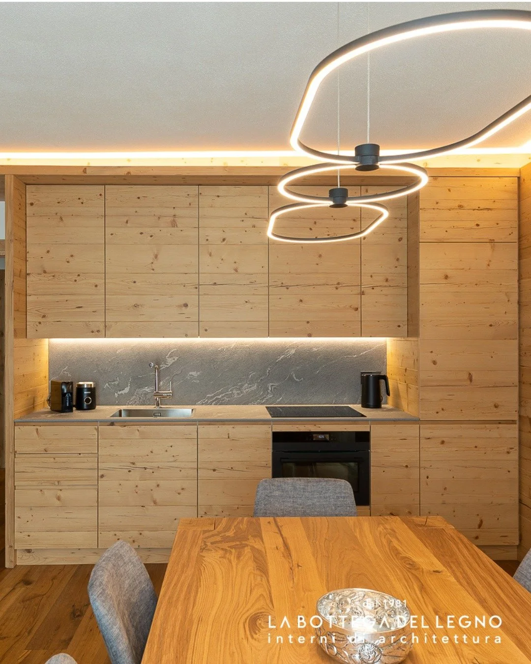 .
𝑳𝒂 𝒇𝒐𝒓𝒛𝒂 𝒅𝒆𝒍𝒍𝒂 𝒎𝒂𝒕𝒆𝒓𝒊𝒂

Abete vecchio seconda patina e Pietra di Vals: due materiali autentici che raccontano il carattere della montagna con eleganza e naturalezza.

Progetto: @la_bottegadellegno 

#labottegadellegno #internidia