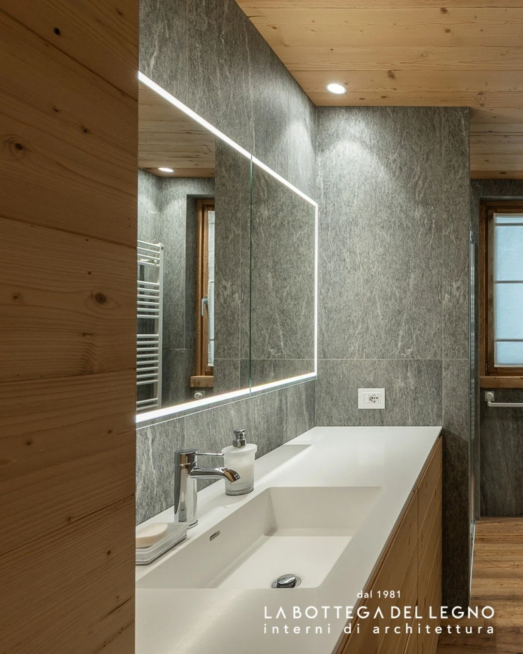 .
𝑪𝒂𝒍𝒐𝒓𝒆 𝒄𝒉𝒆 𝒂𝒗𝒗𝒐𝒍𝒈𝒆

Il pavimento in rovere e l'abete vecchio seconda patina, utilizzato per controsoffitto, porte e arredi, creano un ambiente caldo e accogliente, dove ogni elemento dialoga con naturale armonia.

A completare lo sp