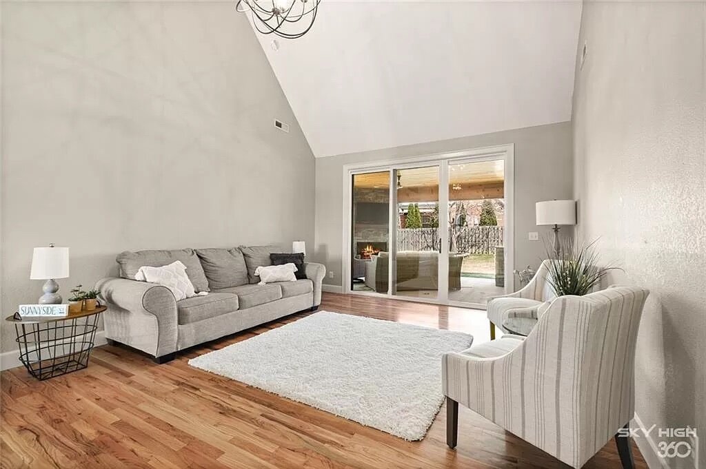 Zillow Photo.Small Rug 1.jpg