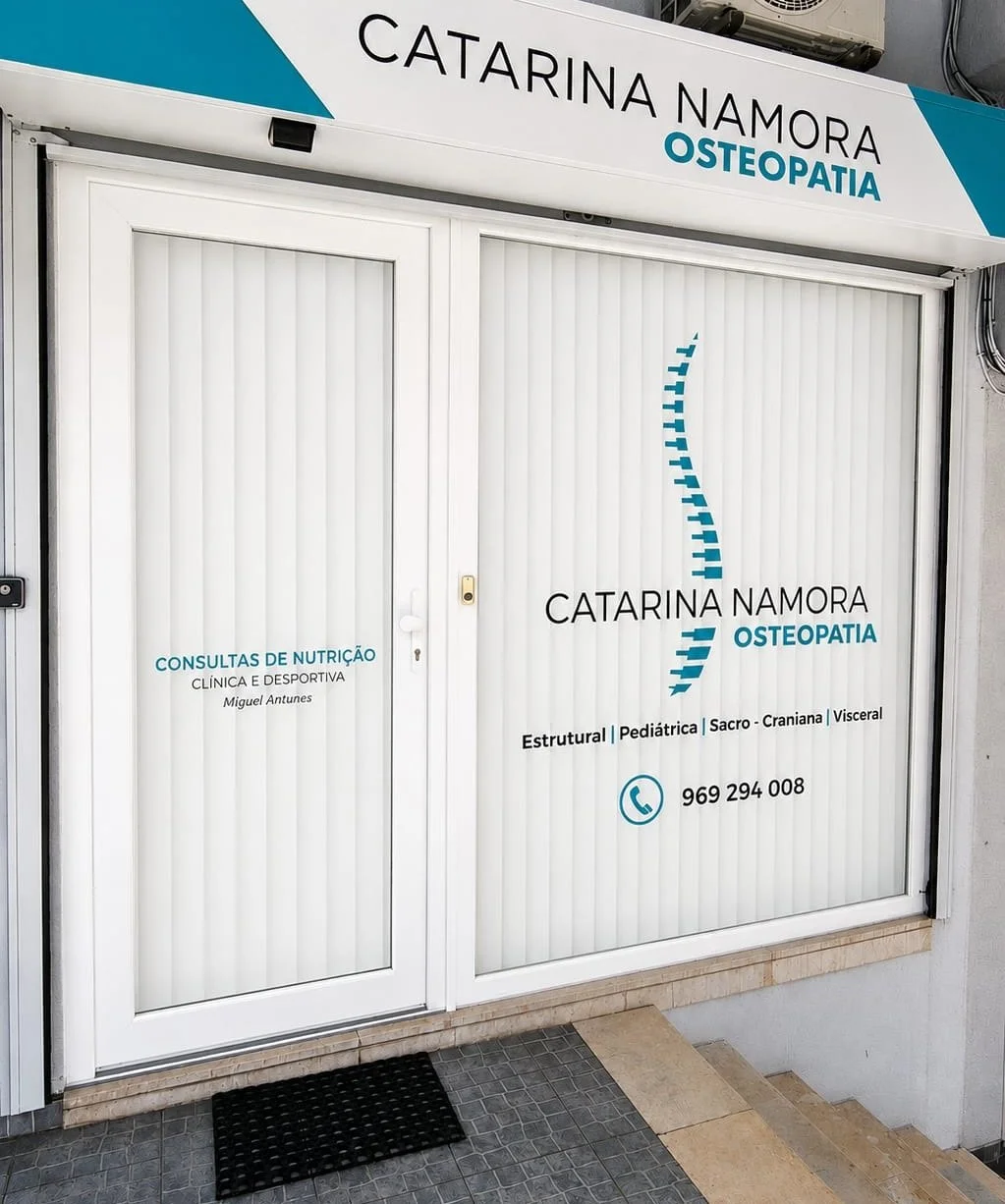 Fachada de uma clínica de osteopatia chamada Catarina Namora, com porta branca e logotipo de uma coluna vertebral estilizada, informações de contato, especialidades médicas e texto em português.
