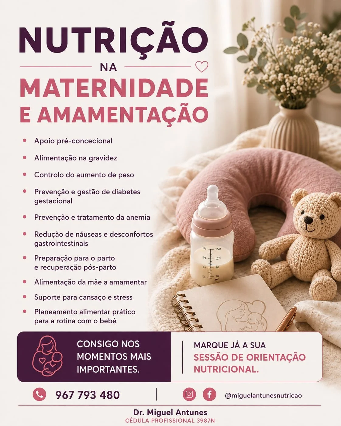 Cartaz informativo sobre nutrição na maternidade com lista de benefícios e contato, ao lado de uma mamadeira, ursinho de crochê, vaso com flores e um caderno com desenho de mãe e bebê.