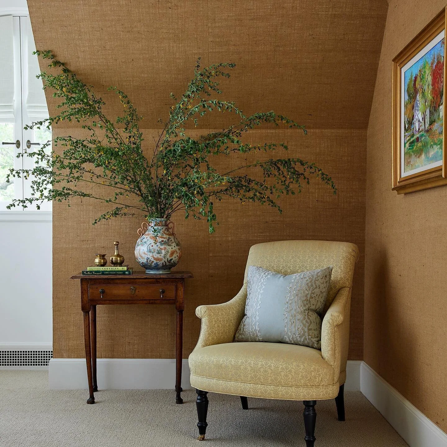 Summer is here! Pool House Cabana en suite corner reading nook bringing the sunshine ☀️ 💛

@susanriddleinteriors 
@katienixon_photo 
@christinewright2 
@harriswbriggs 

#texas #texasdesigner #dallas #dallasdesigner #texasrealestate #luxuryportfolio 