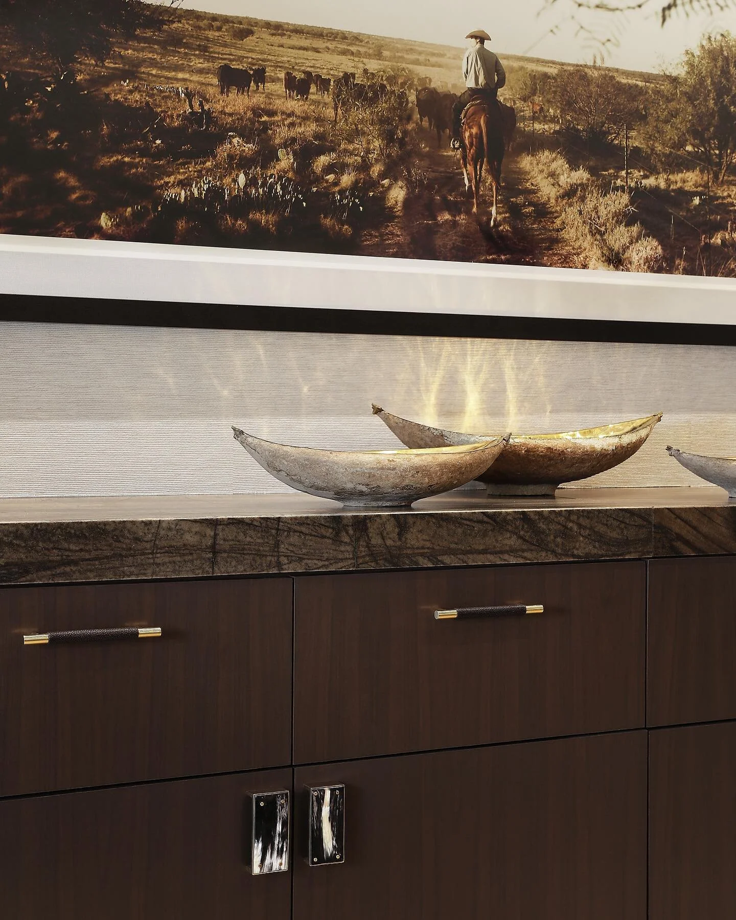 Fine Hardware and Horses 🐎 weekend made!! @susanriddleinteriors 
@katienixon_photo 
@elegantadditionsdallas 
@turnstyledesigns 
@slusherphoto 
@matthewstudios 

#texas #texasdesigner #dallasdesigner #bar #art #scottslusherphotography #hardware #luxu