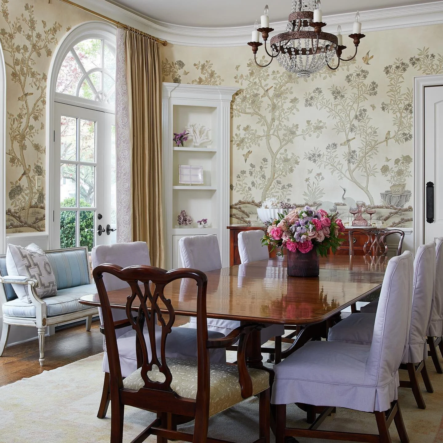 Floral Friday and cheers to Mothers Day weekend!! 🪷

@susanriddleinteriors 
@katienixon_photo 
@christinewright2 

#texasdesigner #dallasdesigner #diningroom #graciewallpaper #hollandandsherry #samuelandsons