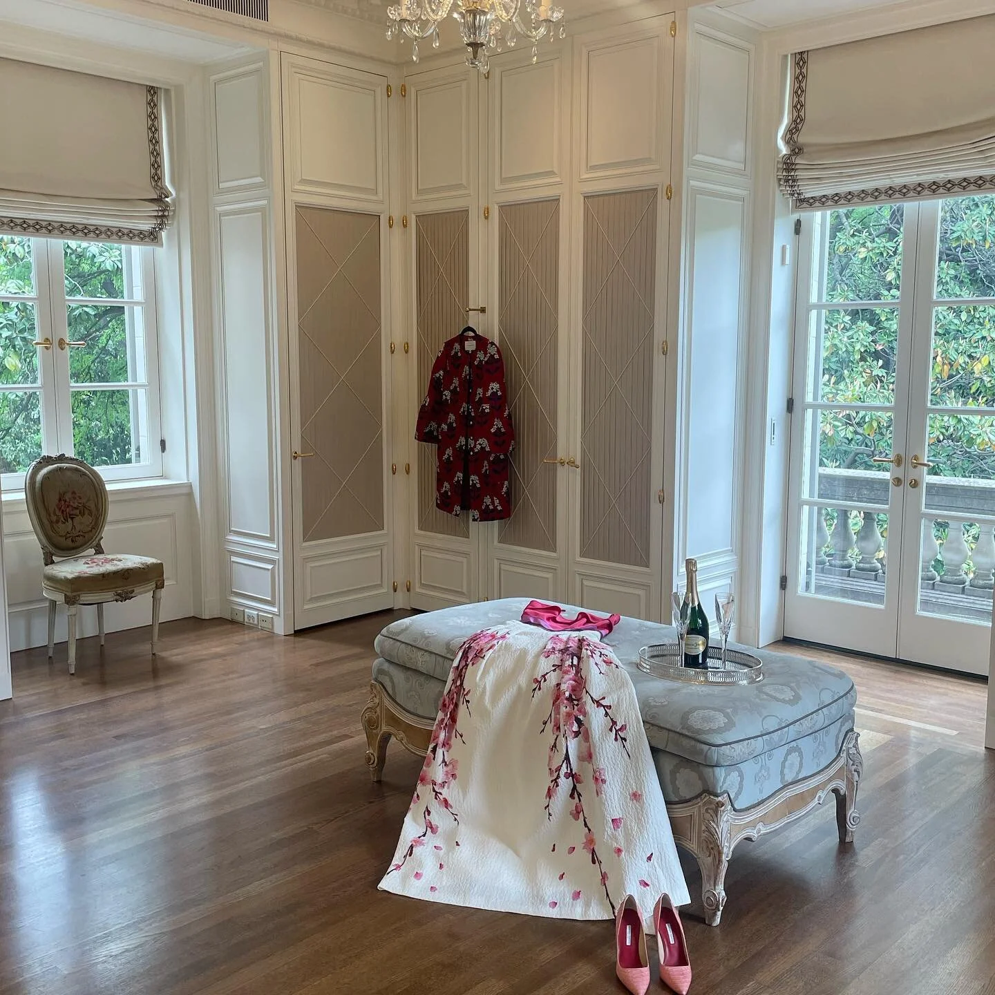 My clients beautiful Master Closet styled for a recent photo shoot ~ timeless and elegant ! 💫 @susanriddleinteriors 

@crisman.k.liverman 
@russellbrightwell 
@christinewright2
@harriswbriggs 

#susanriddleinteriors #serinteriors #pretehome #texasde