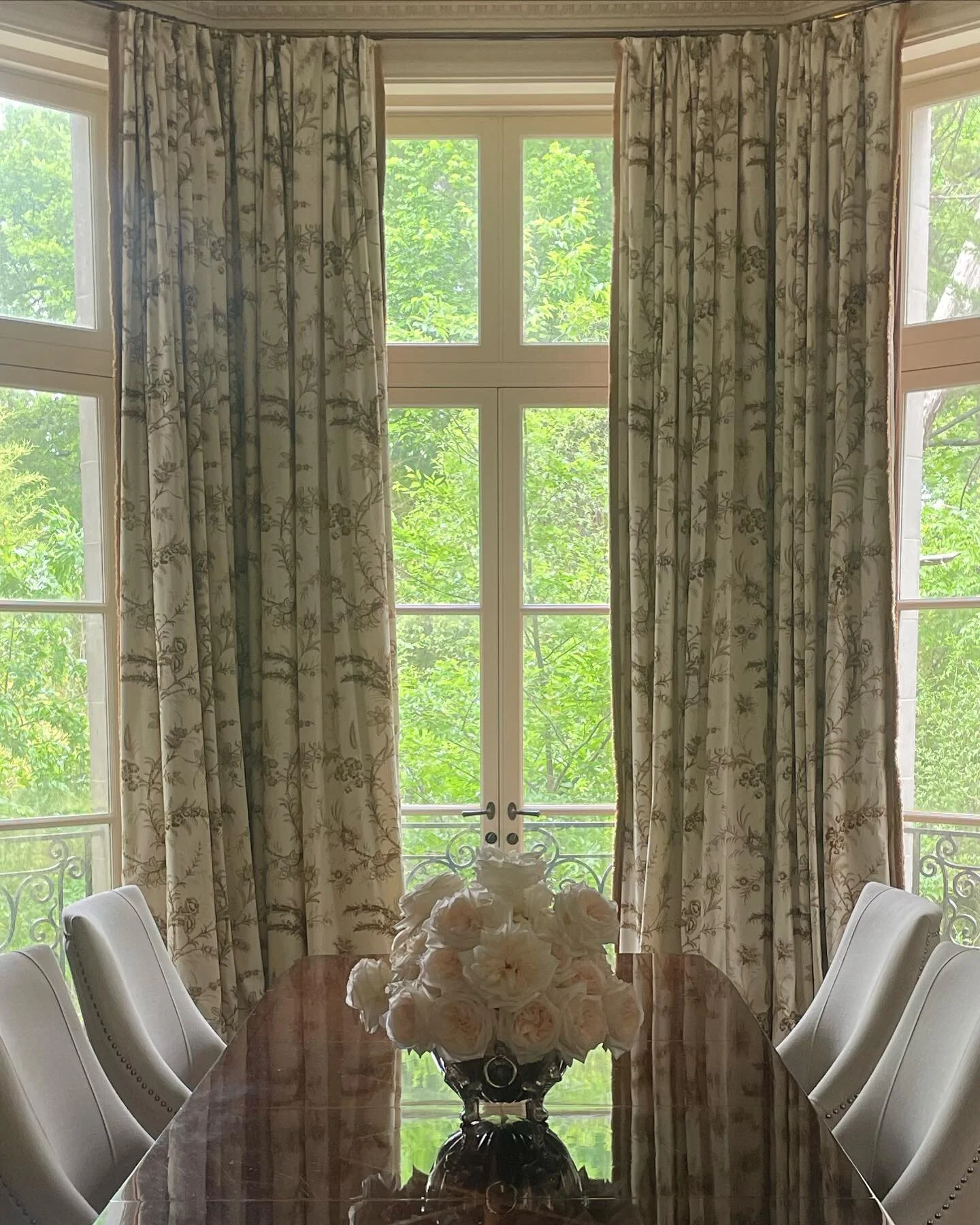 So appropriate to bring May Flowers 🌸 outtakes from one of several recent photo shoots ~  uber talented on set floral designer and stylist ~ this team worked for days on this project and we had a blast!! 

Floral ~ @crisman.k.liverman 
stylist ~  @r