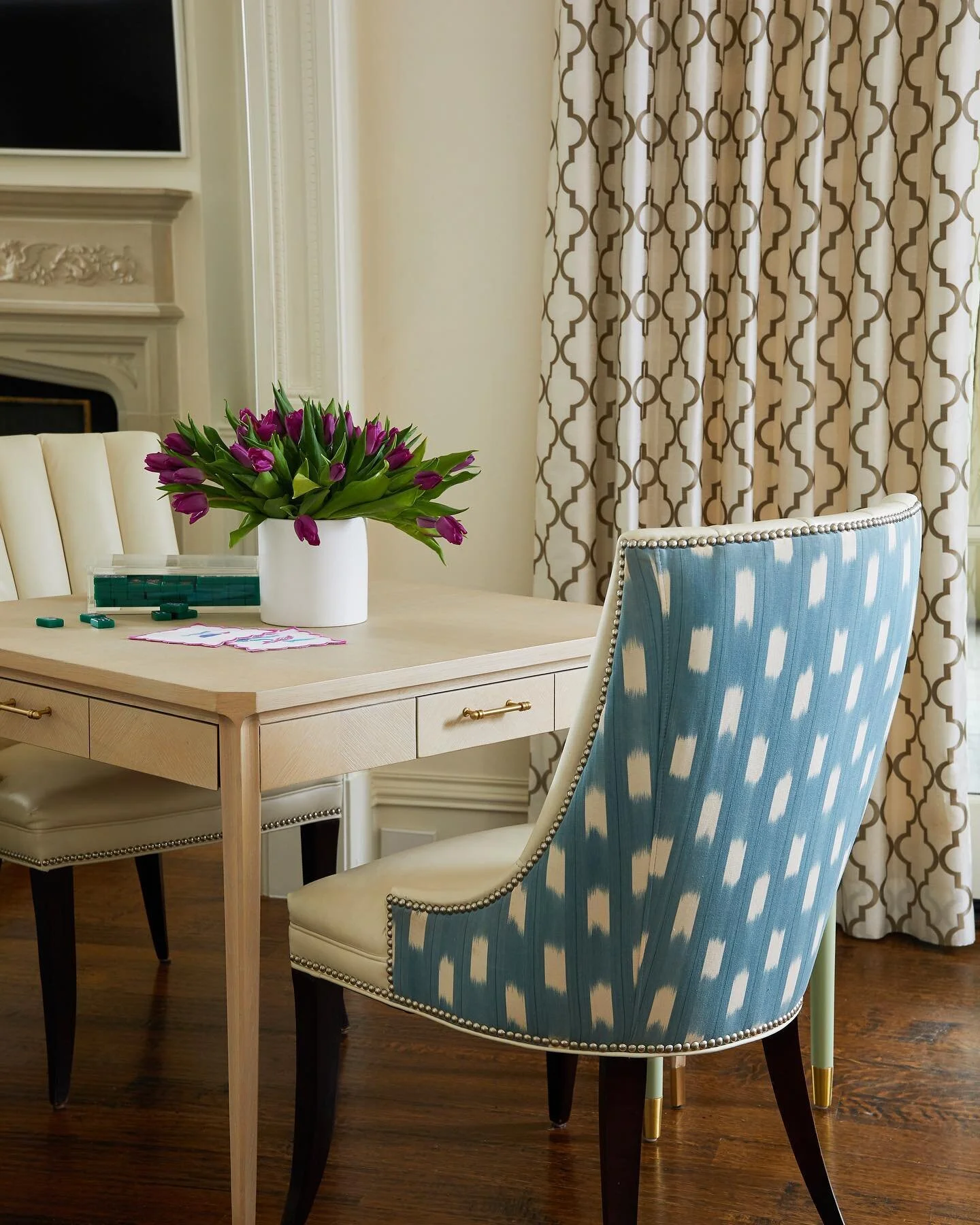 Mahjong happiness 💫  @susanriddleinteriors 
@katienixon_photo 
@christinewright2 

#livingroomdesign #texasdesigner #dallasdesigner #realestate #luxurydesign #mahjong