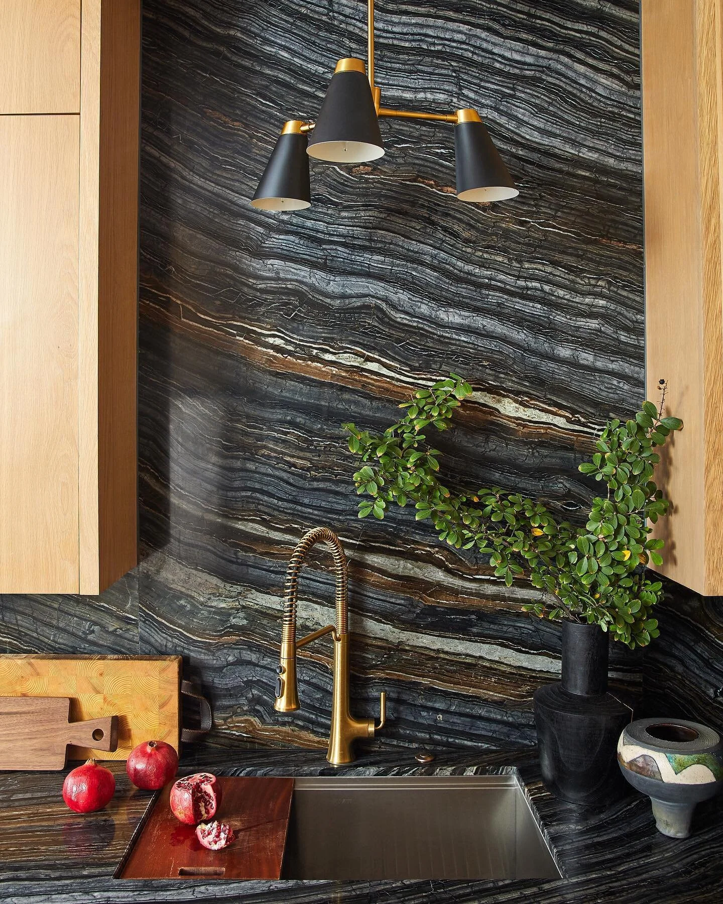 🍃Au Natural ~ Details up close of  @walkerzanger silver wave marble pops with our white oak cabinets framing &bull; renovations / design @susanriddleinteriors 
@katienixon_photo 

#susanriddleinteriors #serinteriors #pretehome #interiordesign #kitch