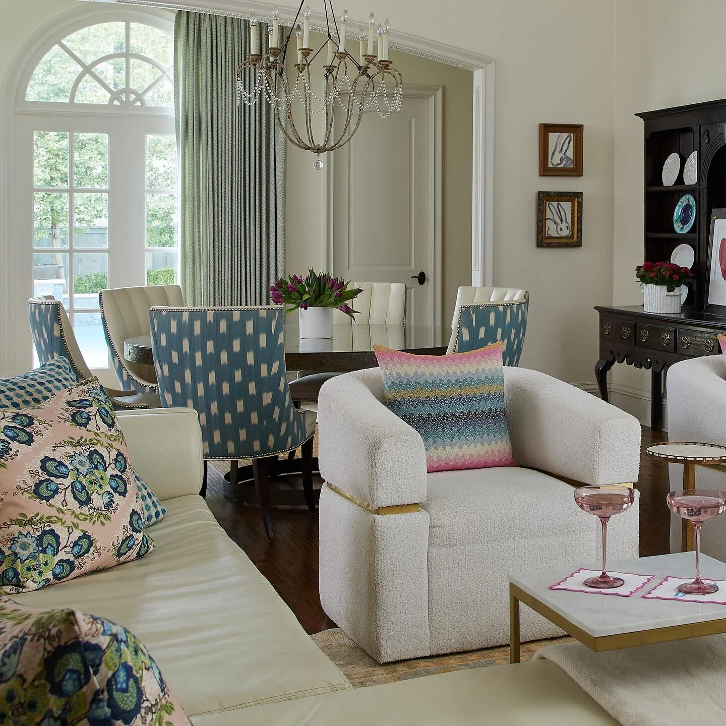 Freshest  Perspective ~ 🤍 @susanriddleinteriors 
@katienixon_photo 
@christinewright2 

#interiordesign #texasdesigner #texas #dallasdesigners #livingroom #livingroomdesign #diningtable #susanriddleinteriors