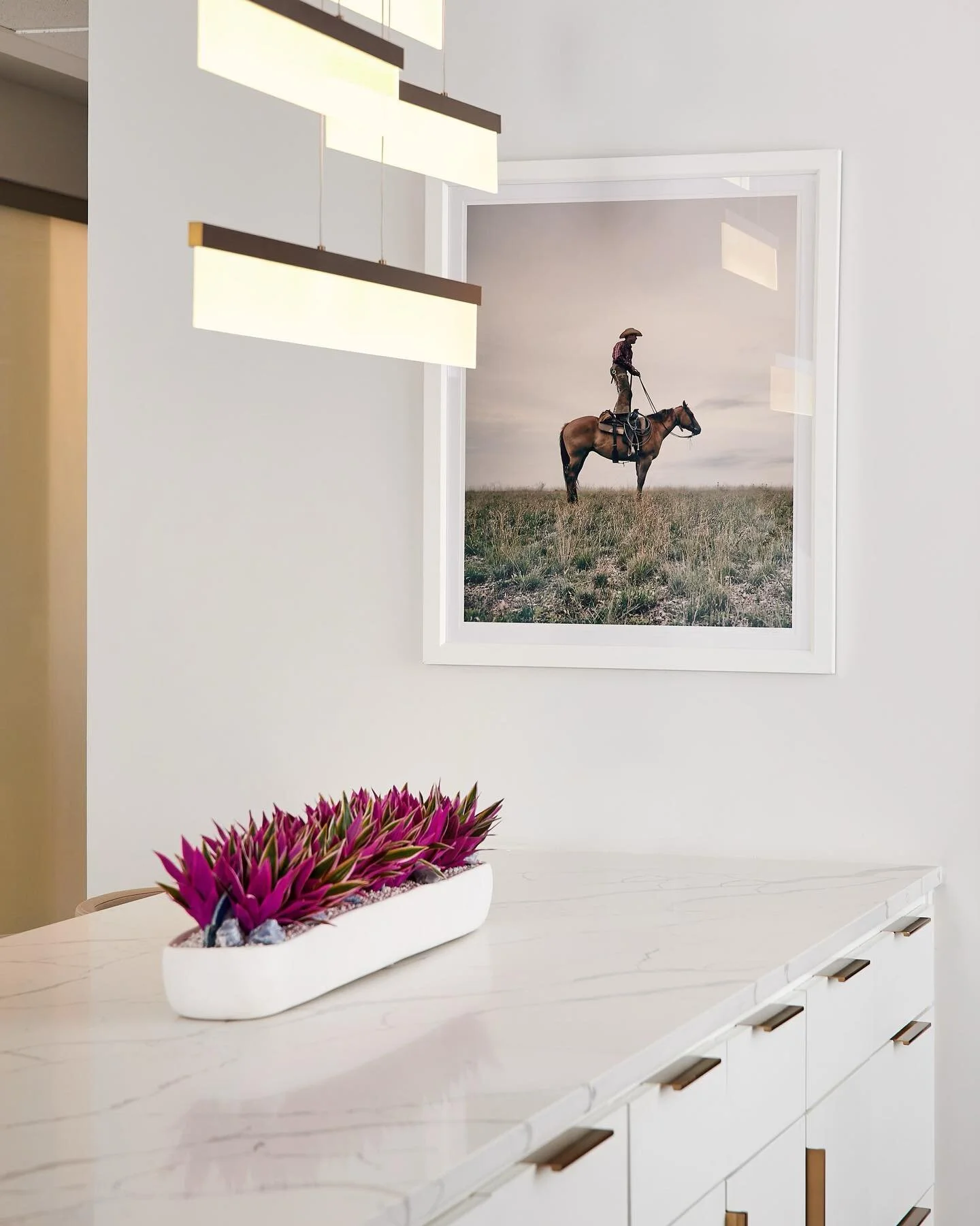 💫 Side bar seating area in this beautiful kitchen ~~ simplicity with a touch of fun art brightens every space! @susanriddleinteriors
 📸 @katienixon_photo 
Artist &bull; @slusherphoto 

#susanriddleinteriors #serinteriors #pretehome #texas #texasdes