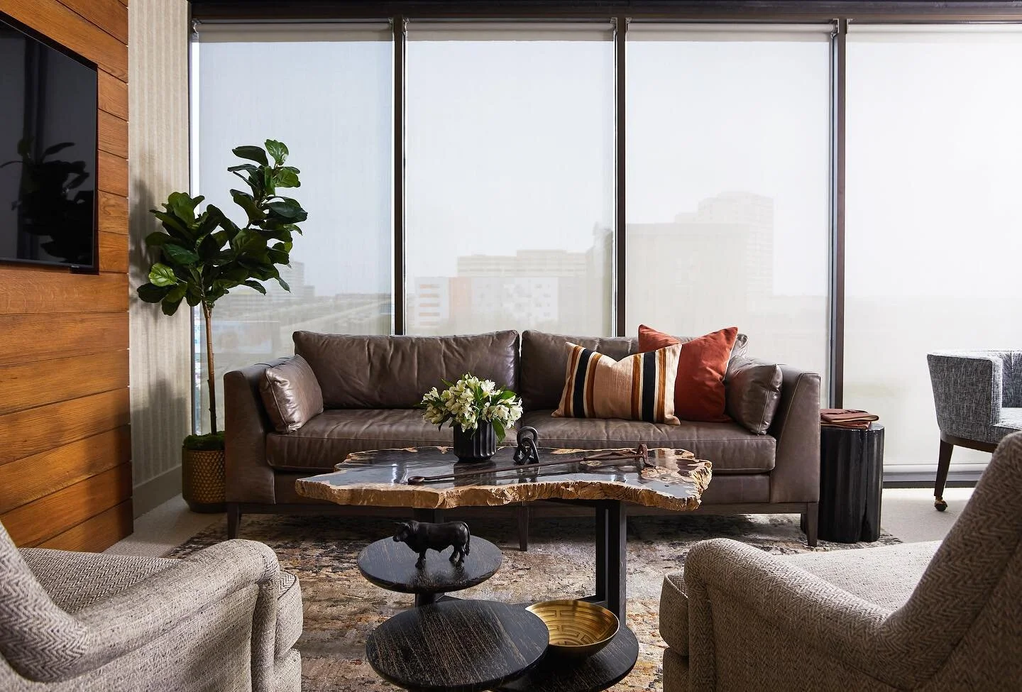 Handsome and warm seating for our high rise project &bull; All motorized shades throughout allows for easy draw @theshadestore @seanscasa @susanriddleinteriors Photography &bull; @katienixon_photo 
@christinewright2 

#susanriddleinteriors #serinteri