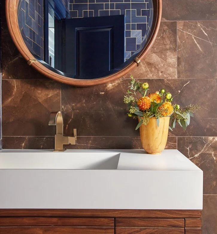 💫Materiality Mixing &bull; @susanriddleinteriors 
@katienixon_photo 
@kimberstylist 

#susanriddleinteriors #serinteriors #pretehome #dallastexas #texas #texasdesigners #texashomes #dallasdesigners #dallasdesign #bathroom #powderroom #designinspirat