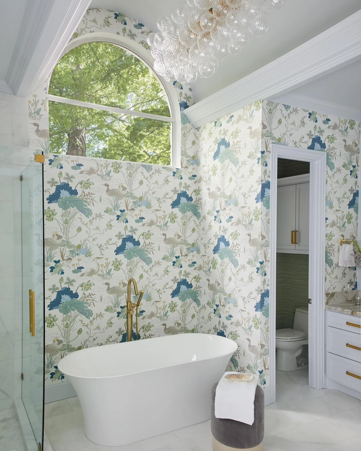 Swipe to see the before! We took this primary bathroom down to the studs and transformed 🛁 @susanriddleinteriors 
@katienixon_photo 
@christinewright2 

#texasdesigner #texas #dallasdesigner #susanriddleinteriors #serinteriors #pretehome #primarybat