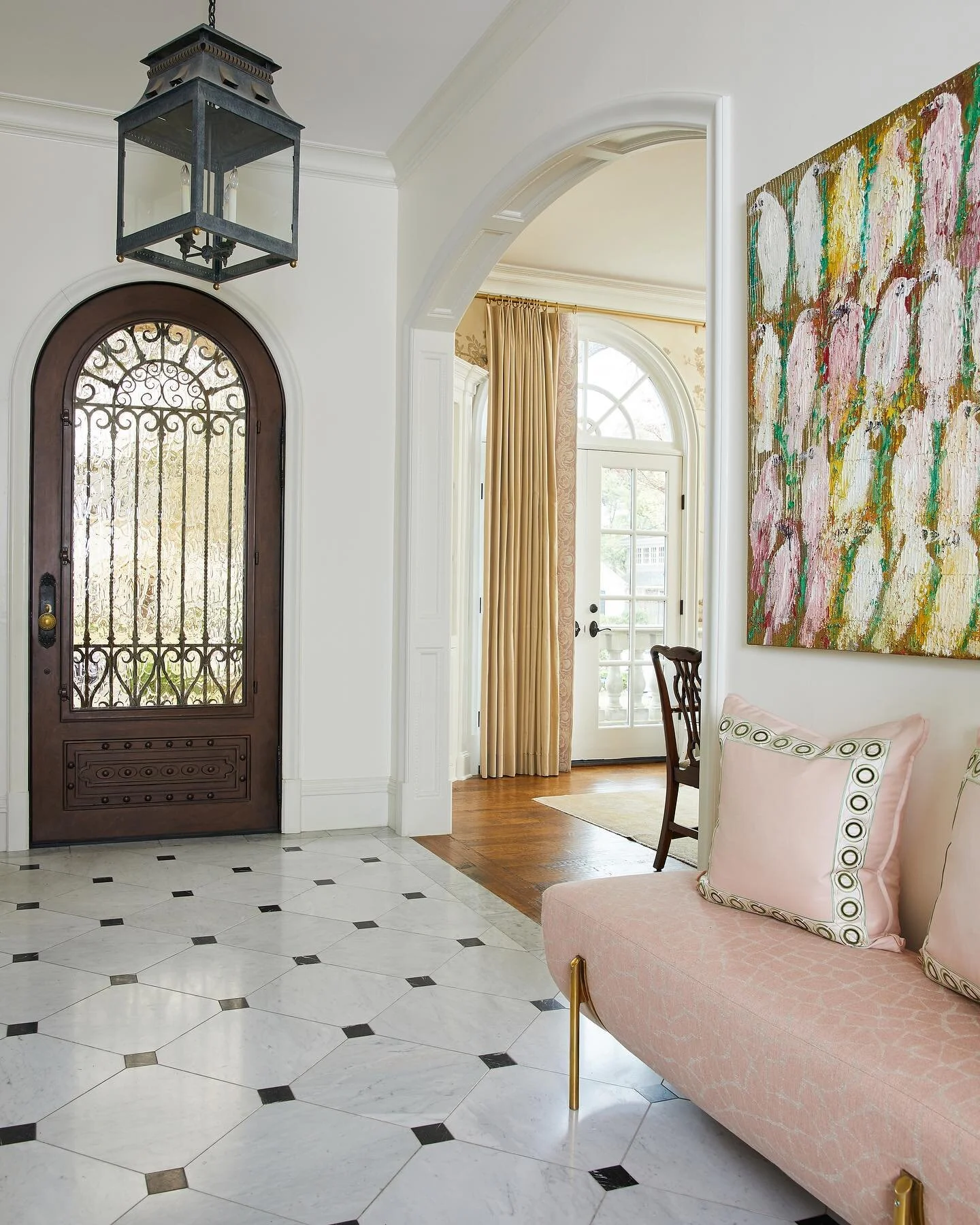 ✨New week walk in ~ happy Monday ! @susanriddleinteriors 
@katienixon_photo 
@niermannweeks 
@laurarathefineart 

#susanriddleinteriors #pretehome #serinteriors #texas #texasrealestate #texasdesigner #dallas #dallasinteriordesigner #entryway #entrywa