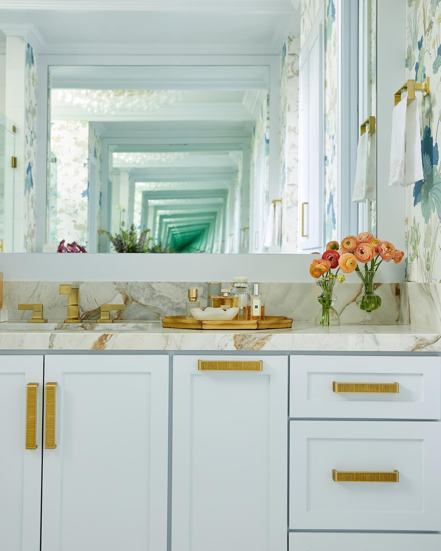 🌿Natures Beauty Found @ariastonegallery (Michelangelo Honed) ~ this stunning stone brought elegance and tranquility to our clients new bathroom oasis! 
@susanriddleinteriors 
@katienixon_photo 
@christinewright2 
@ariastonegallery 
@siettohardware 
