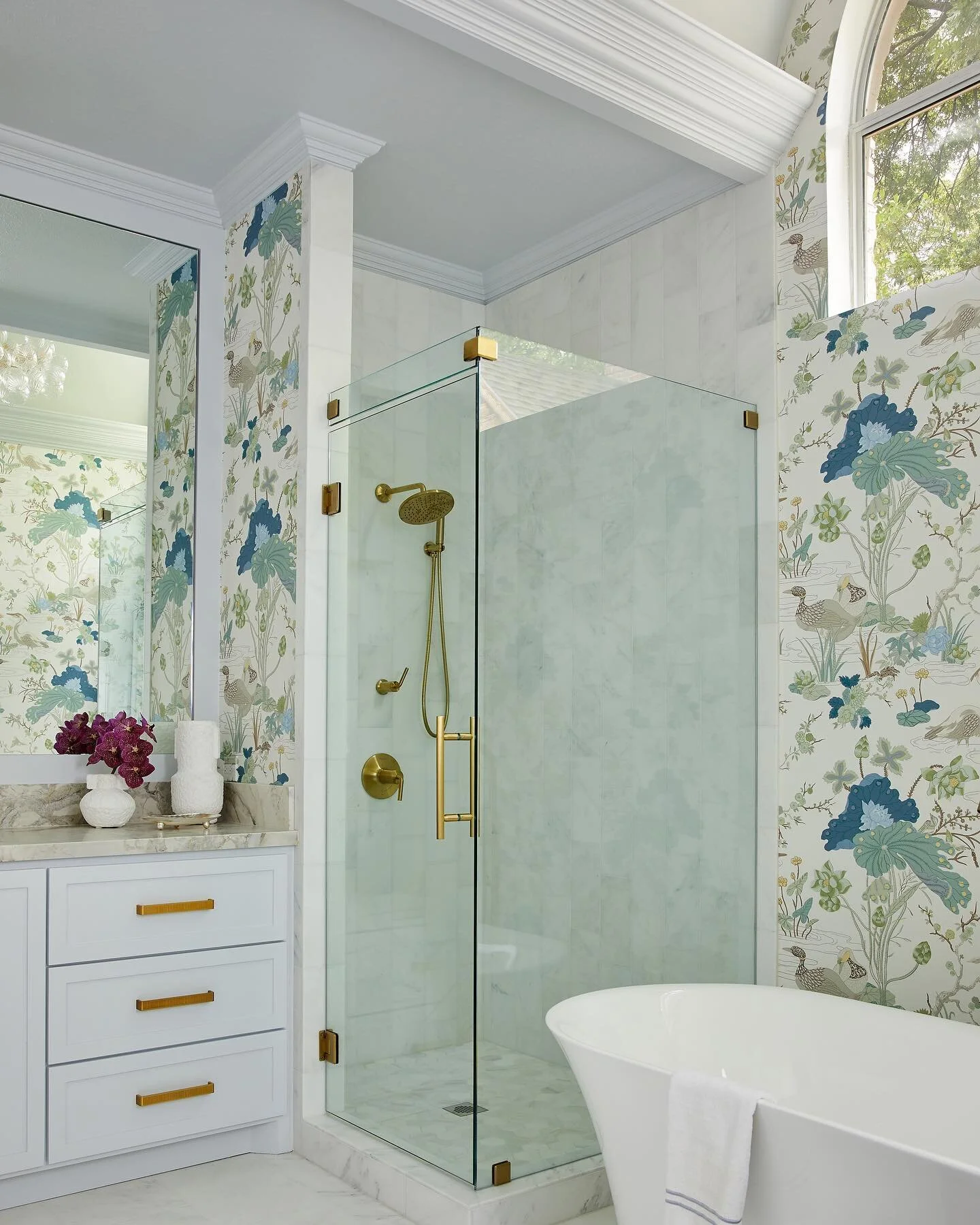 💫The joy of transforming spaces ~ Primary Bath renovation and design  @susanriddleinteriors 

@katienixon_photo 
@christinewright2 
@rentile @rentile_dallas 
@leejofa @leejofa.brunschwig.dallas 
@elegantadditionsdallas 
@siettohardware 

#susanriddl