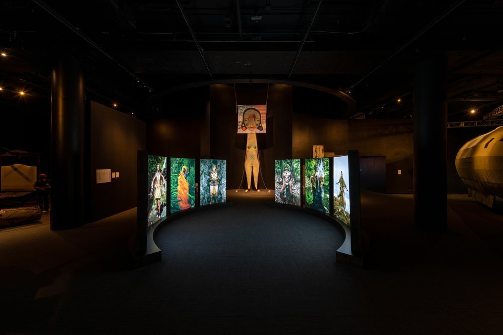  Installation views: Pacific Sisters, Te Pu o Te Wheke, 2021, photographic image on fabric, aluminum, wood, lightbox, Augmented Reality: iSPARX, Bishop Museum, HT22, Honolulu. Courtesy of the artists and Hawai‘i Contemporary. Photos: Christopher Rohr