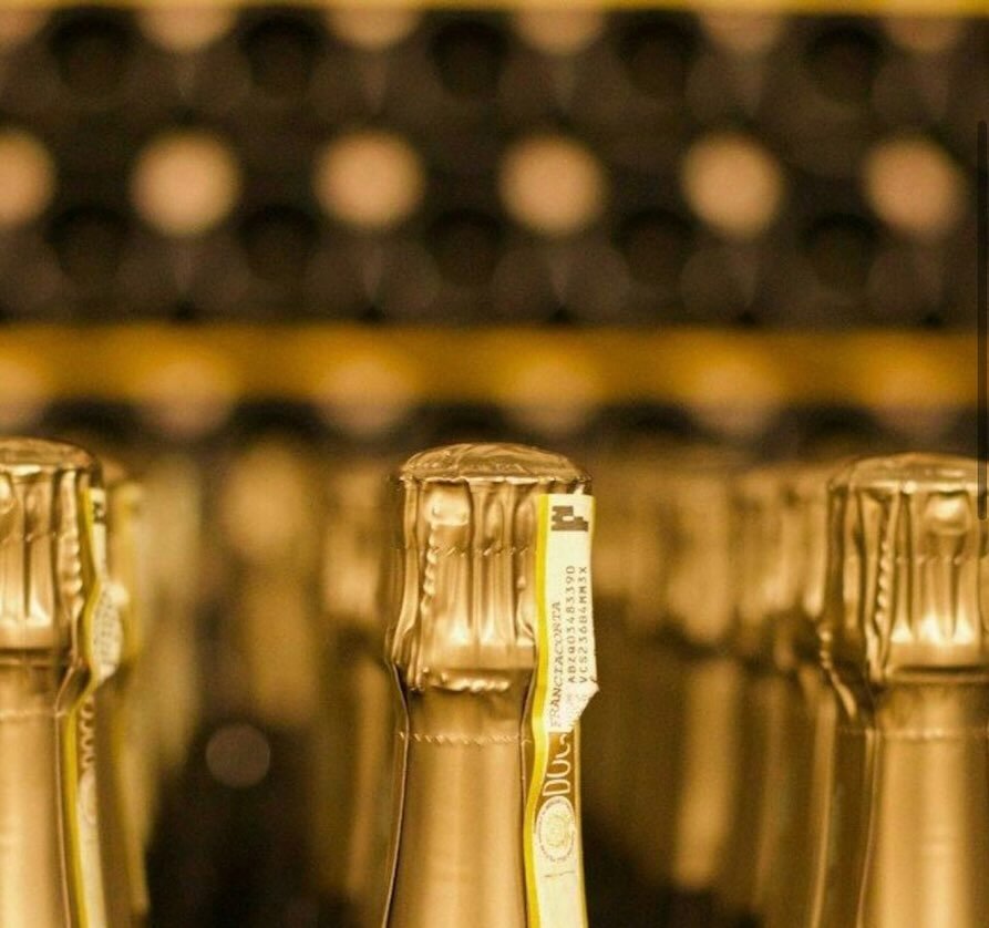 🍾What is Franciacorta?🍾
A sparkling wine from Lombardy, Italy.

Like Champagne, Franciacorta is a traditional method sparkling wine. That means that the second fermentation, which creates the bubbles in the wine, happens in the bottle. 

Traditiona