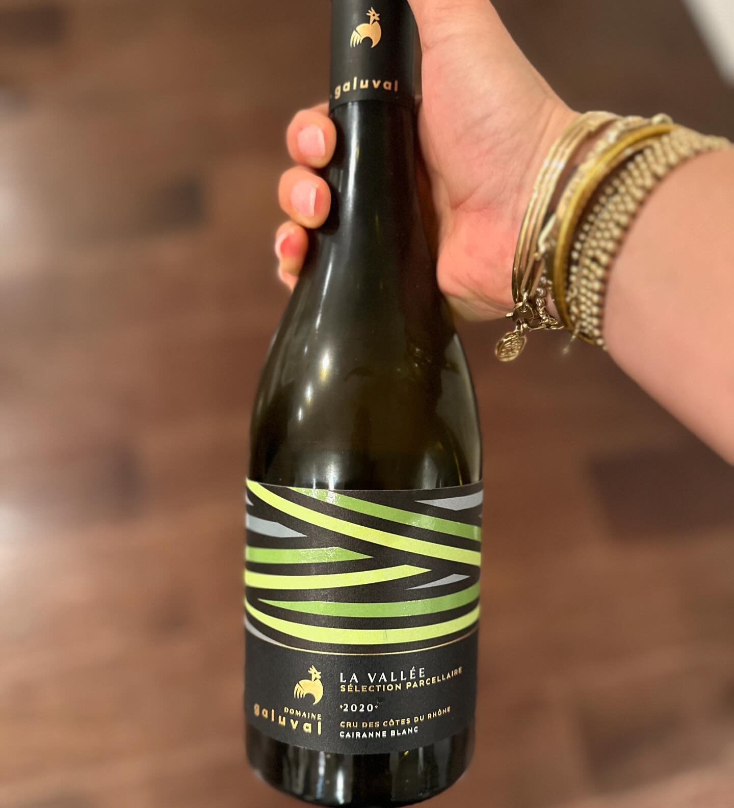 White Cairanne for you this Wednesday!

This 2020 @domainedegaluval Cairanne La Vallee is super cool. It&rsquo;s a white wine from the Rh&ocirc;ne Valley, made with a blend of 51% Roussanne, 24% White Grenache, 15% Clairette, and 10% Viognier grapes.