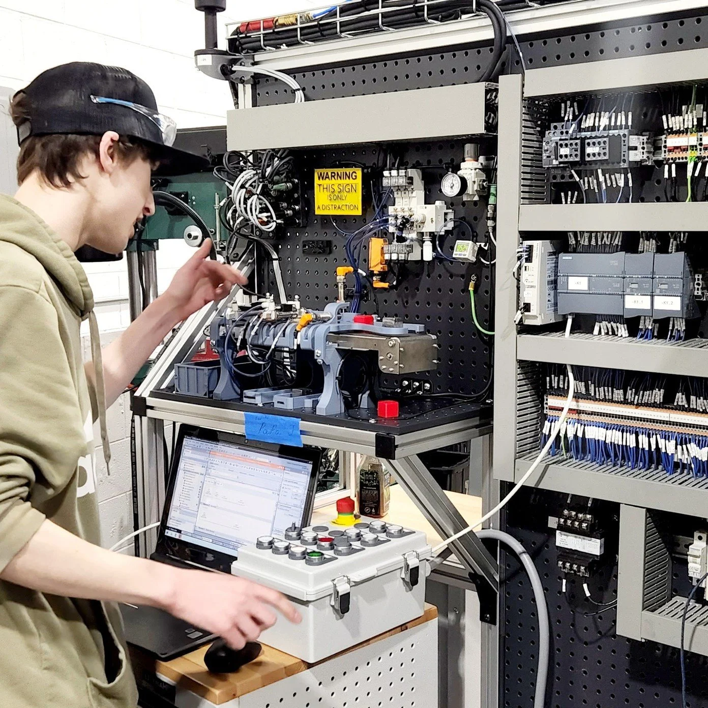 Are you a panel builder yet?
Apply if you have what it takes.

100% Employment Rate!
#mechatronics #panelbuilder #sparky