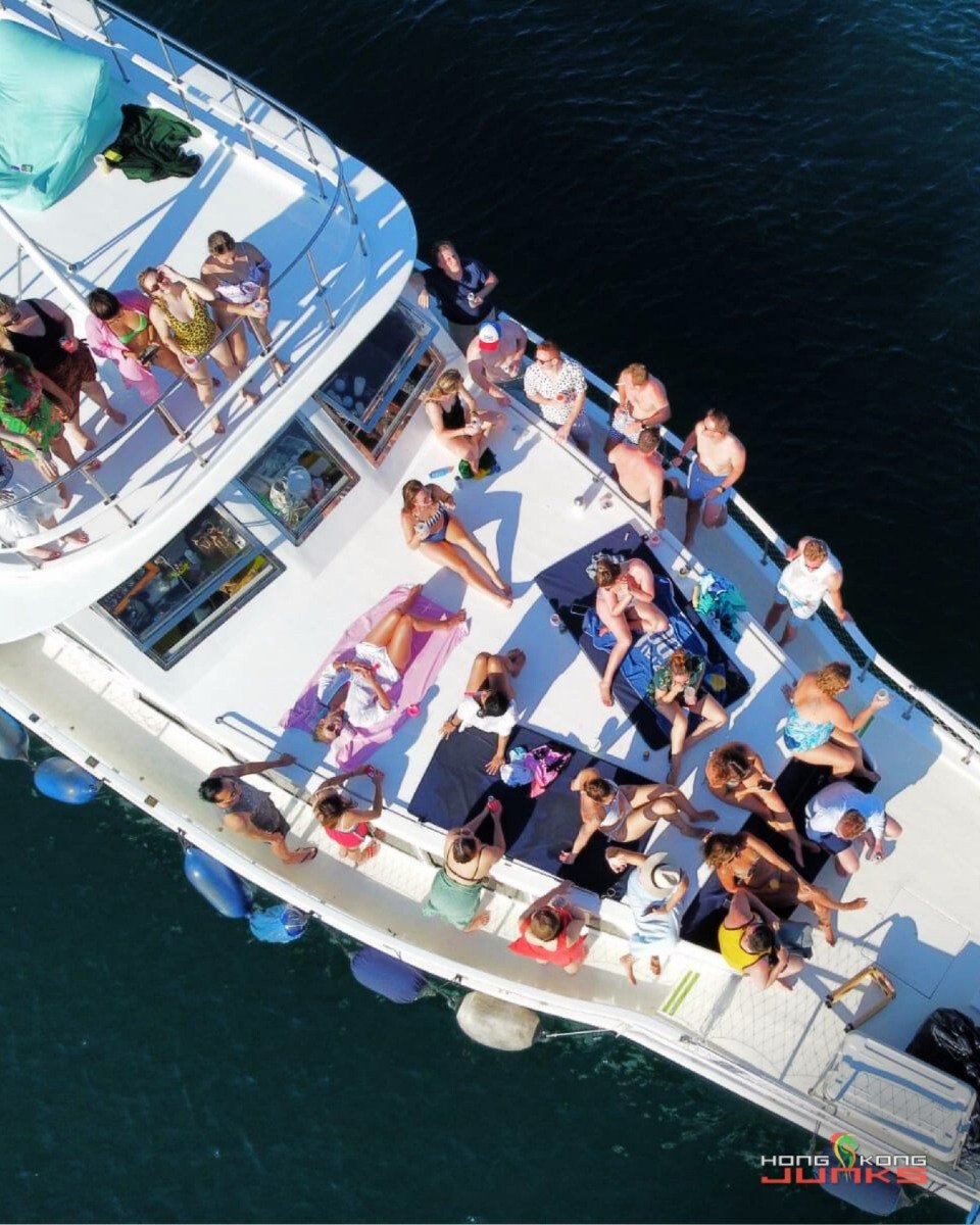 What&rsquo;s the most creative group photo you&rsquo;ve taken on a junk? Bonus points if someone&rsquo;s mid-air, mid-sip or mid-regret 😂 Tag us in your best shots and we might repost our faves 👀📸#junkboat #boatpartyhk @alibyair