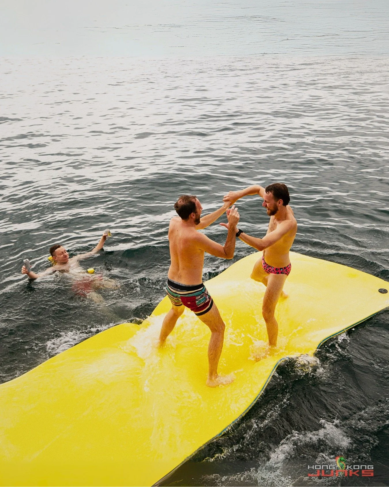 It&rsquo;s not just a kids&rsquo; game. It&rsquo;s splash-zone wrestling with a floating referee and bragging rights that vanish as fast as the next round of drinks.#HongKongJunks #HKSeaVibes
📸 @harrybynature