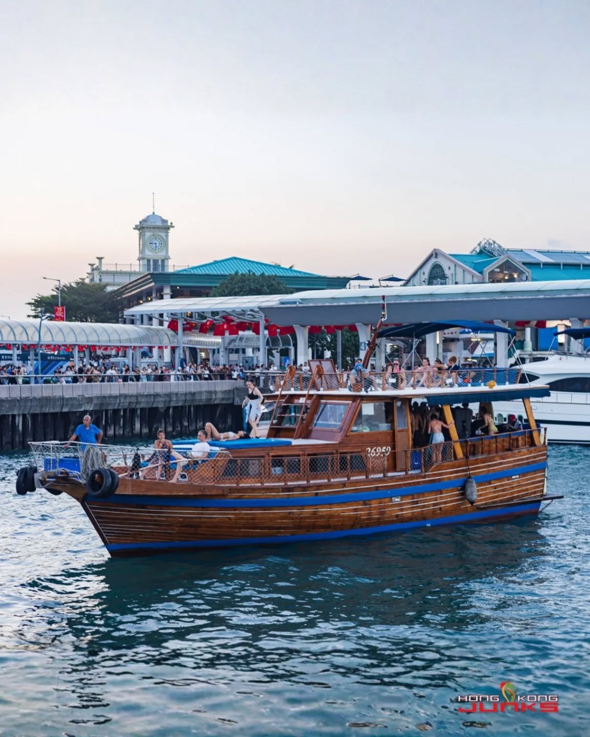 Drifting out of Pier 10 hits different when the whole promenade glances over and you&rsquo;re acting like it&rsquo;s the most normal thing in the world. 👀
Just you, your people, and a boat that makes everyone else wonder where you&rsquo;re headed.

