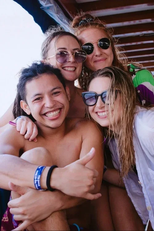 group-of-friends-on-junk-boat-trip (1).webp